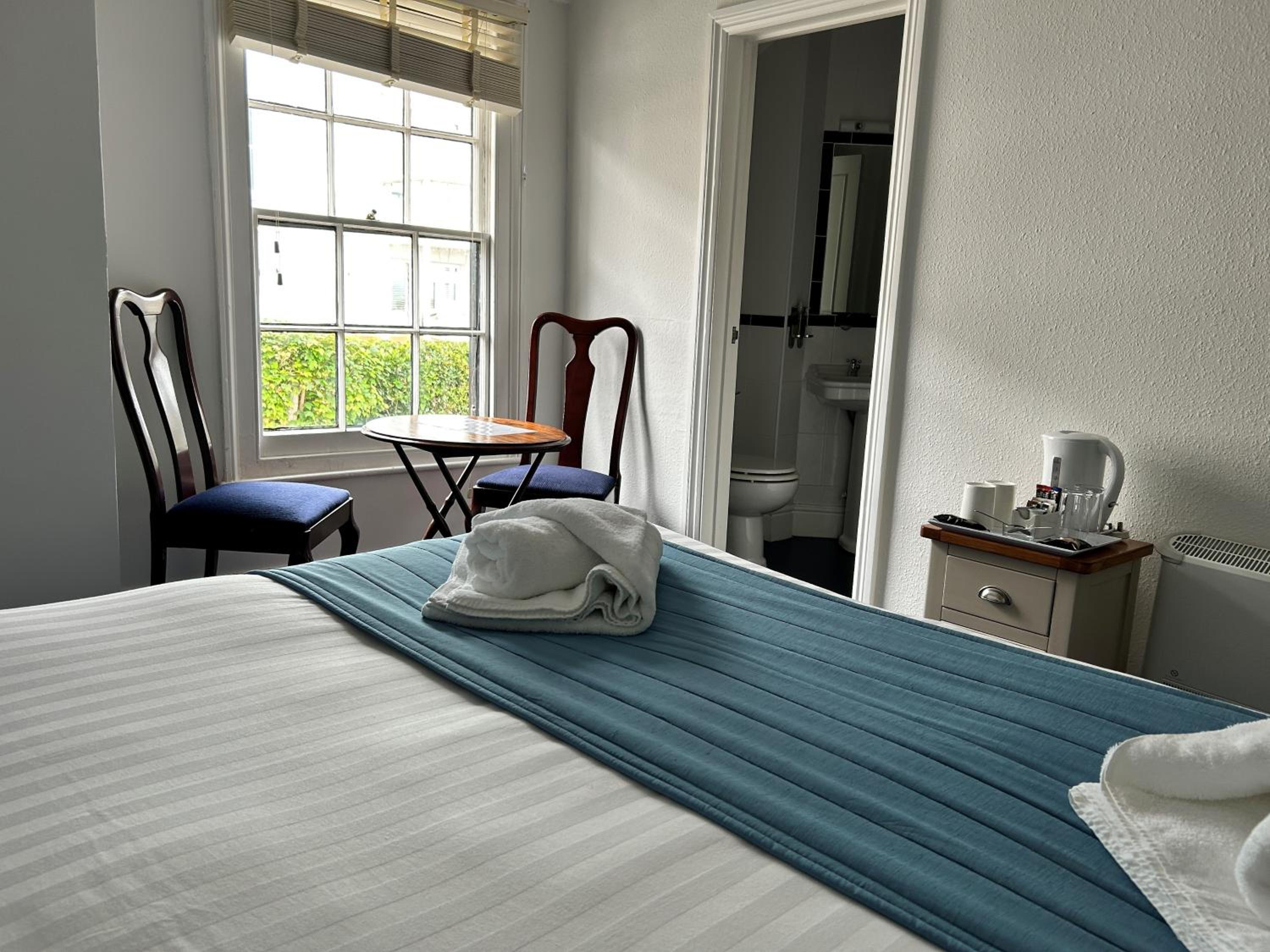 Double or Twin Room with Private Bathroom photo 2