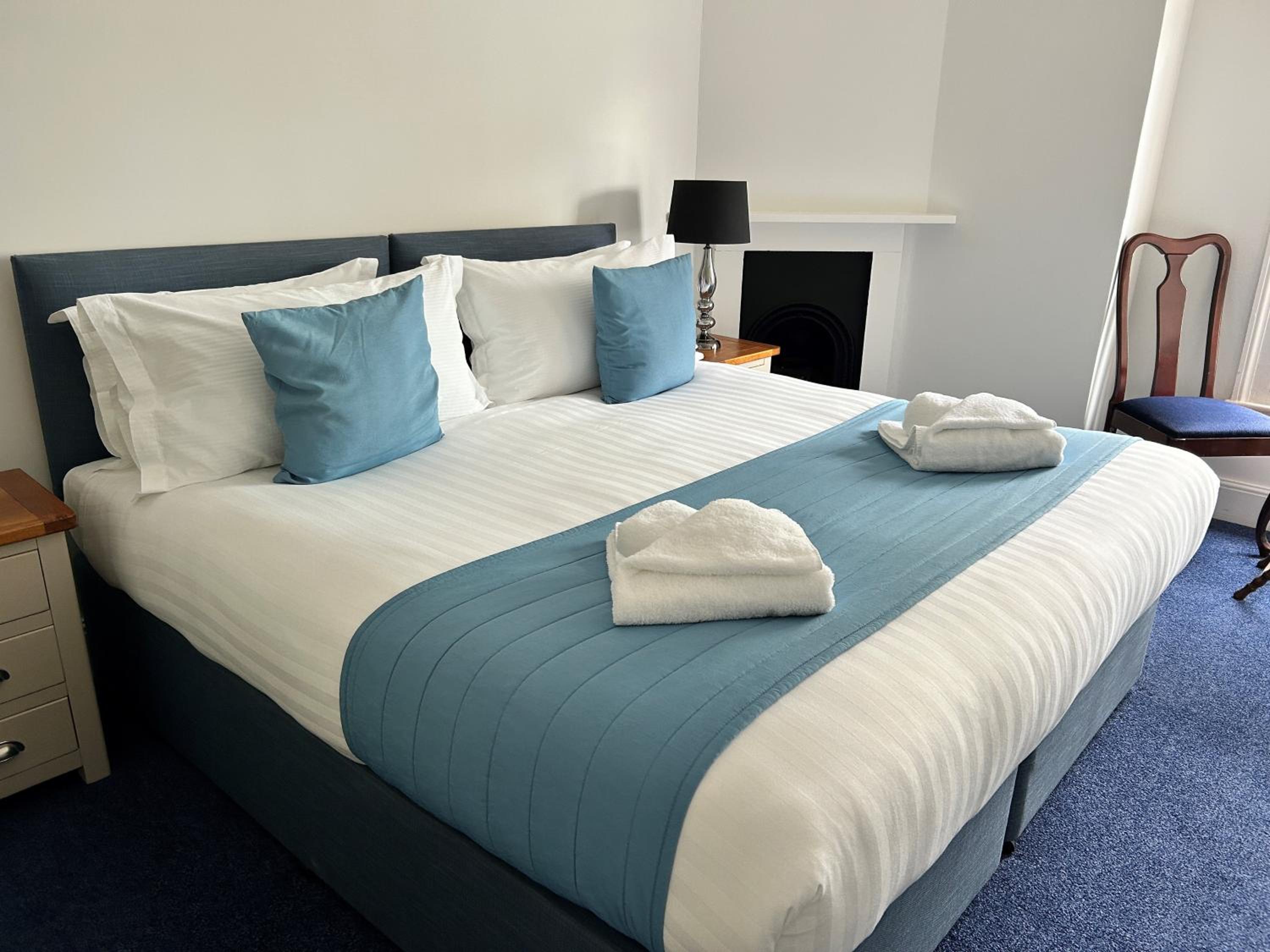 Double or Twin Room with Private Bathroom photo 3