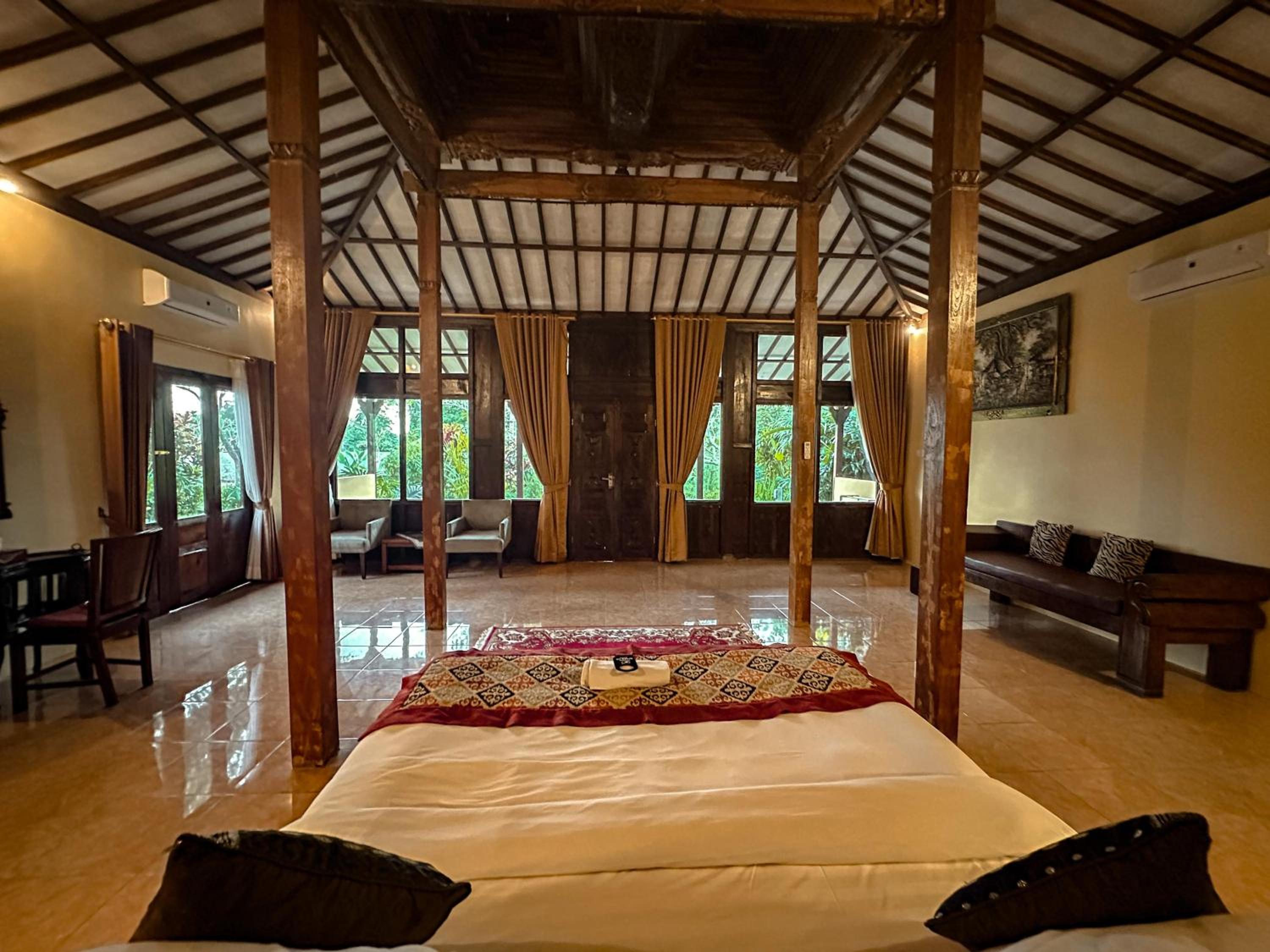 Double Room with Pool View - Photo 12