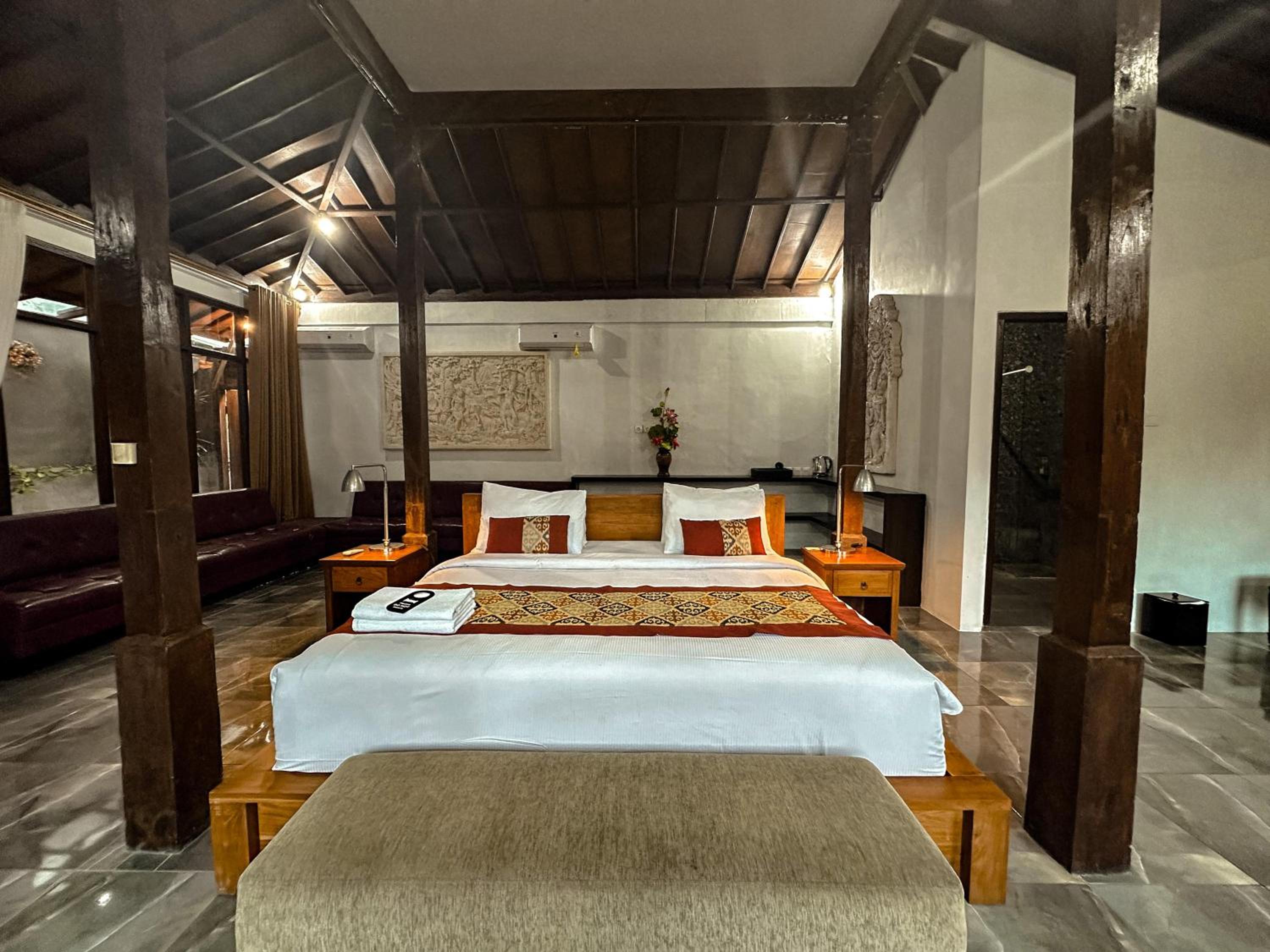 Villa with Private Pool - Photo 13
