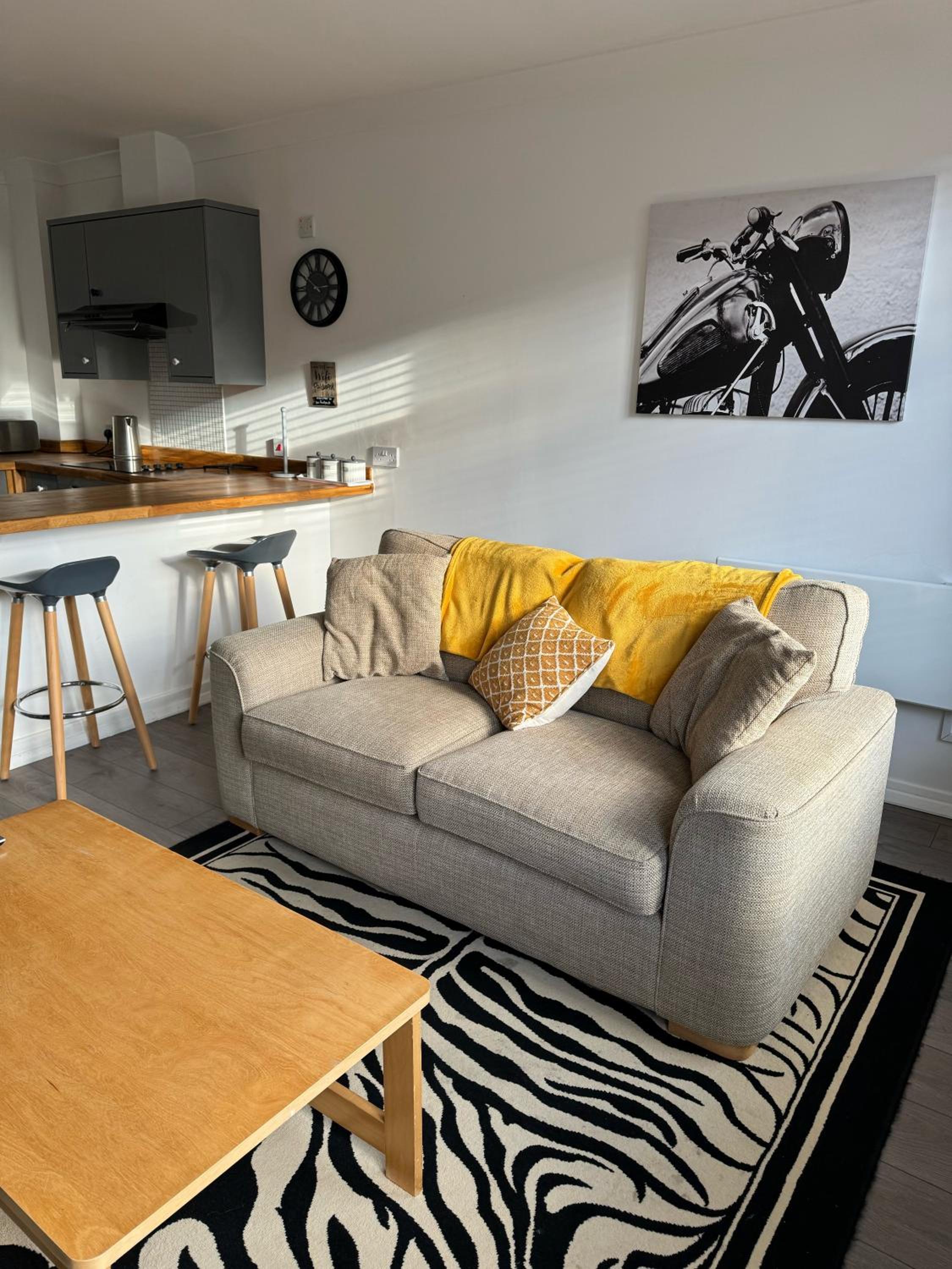 One-Bedroom Apartment photo 2