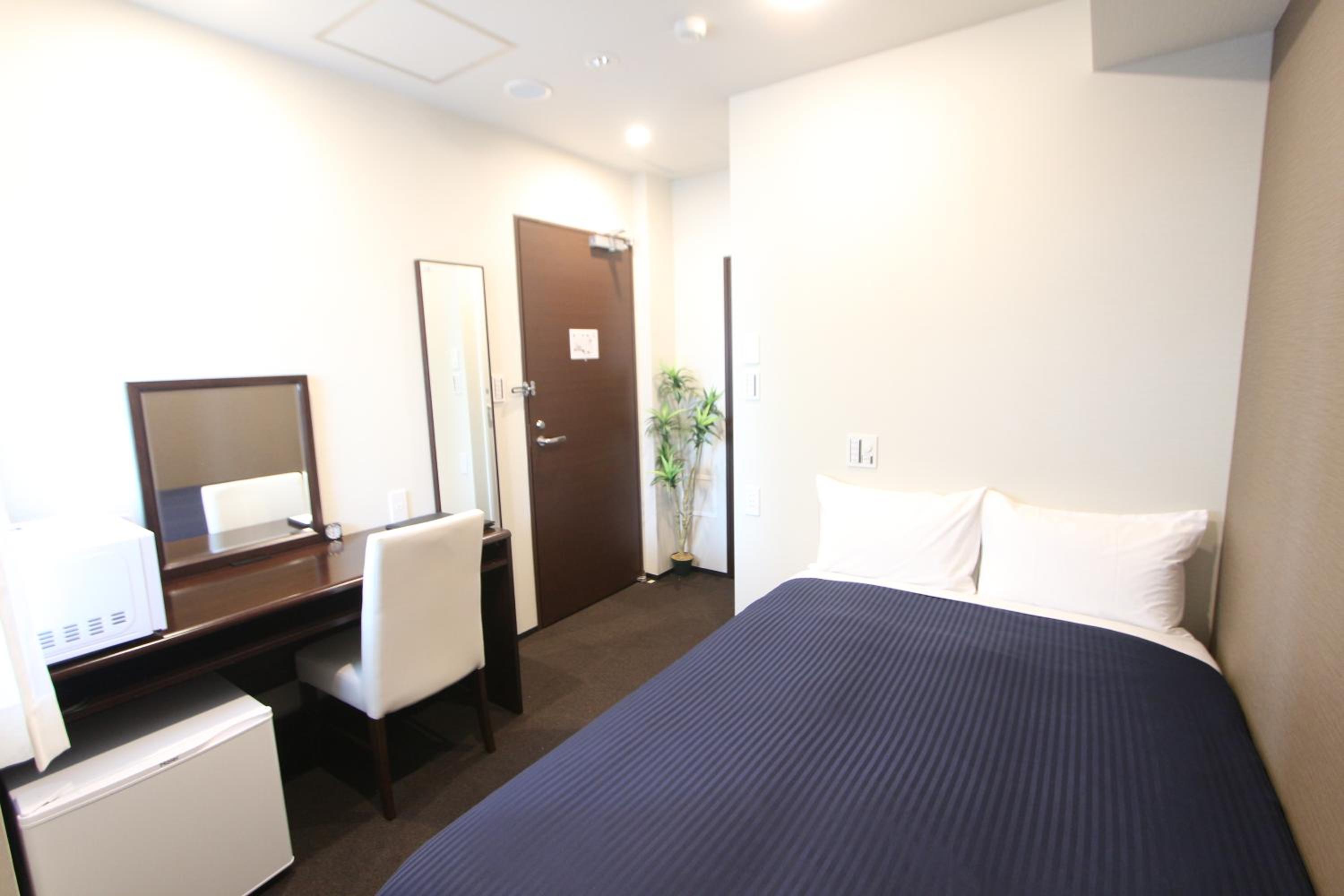Double Room with Small Double Bed - Smoking photo 2
