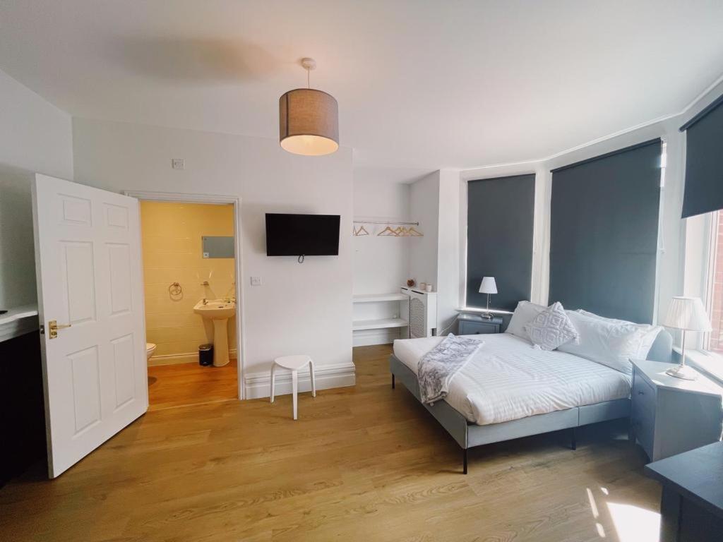 Eight-Bedroom House photo 1