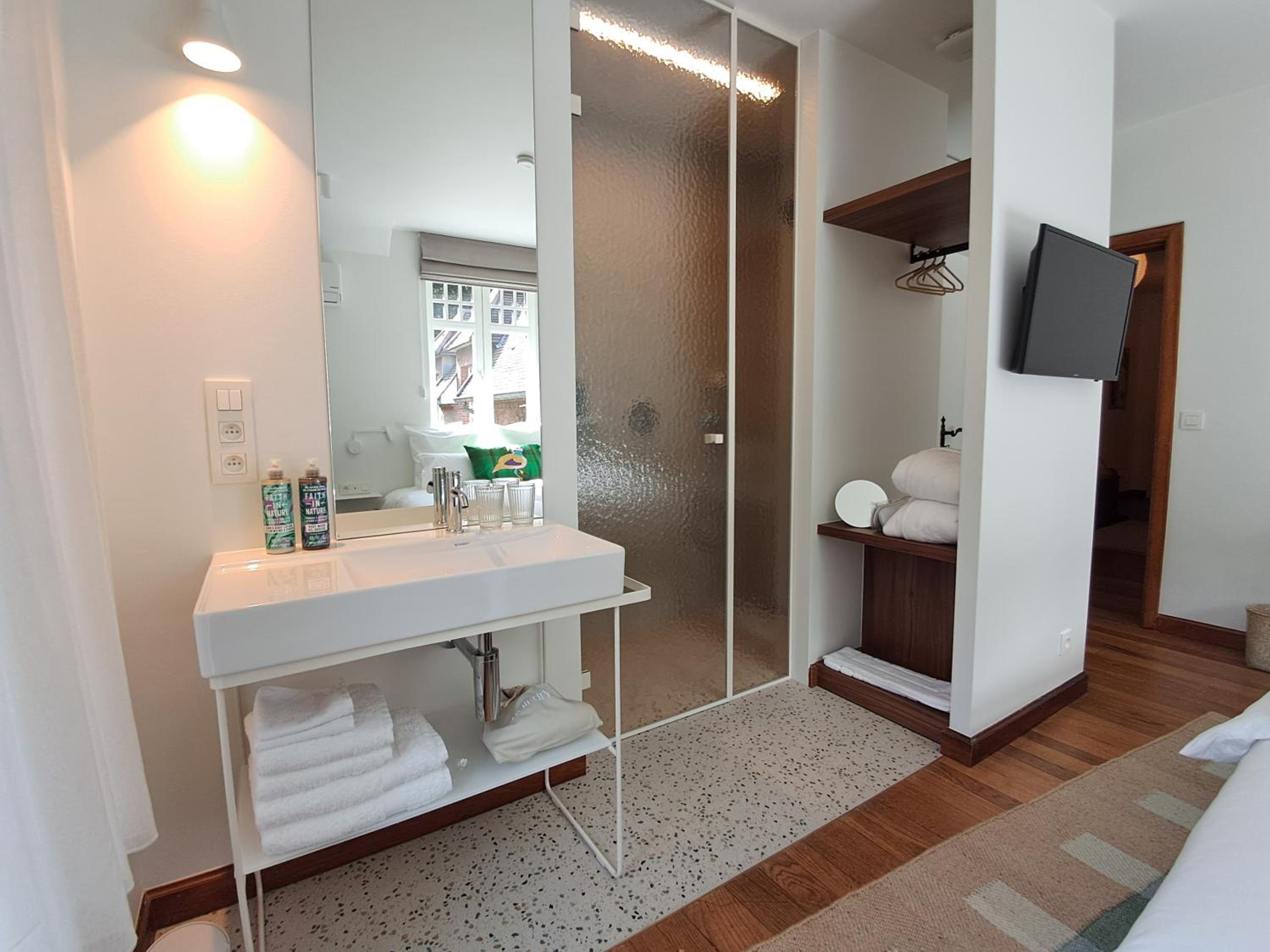 Standard Twin Room with Garden View photo 2