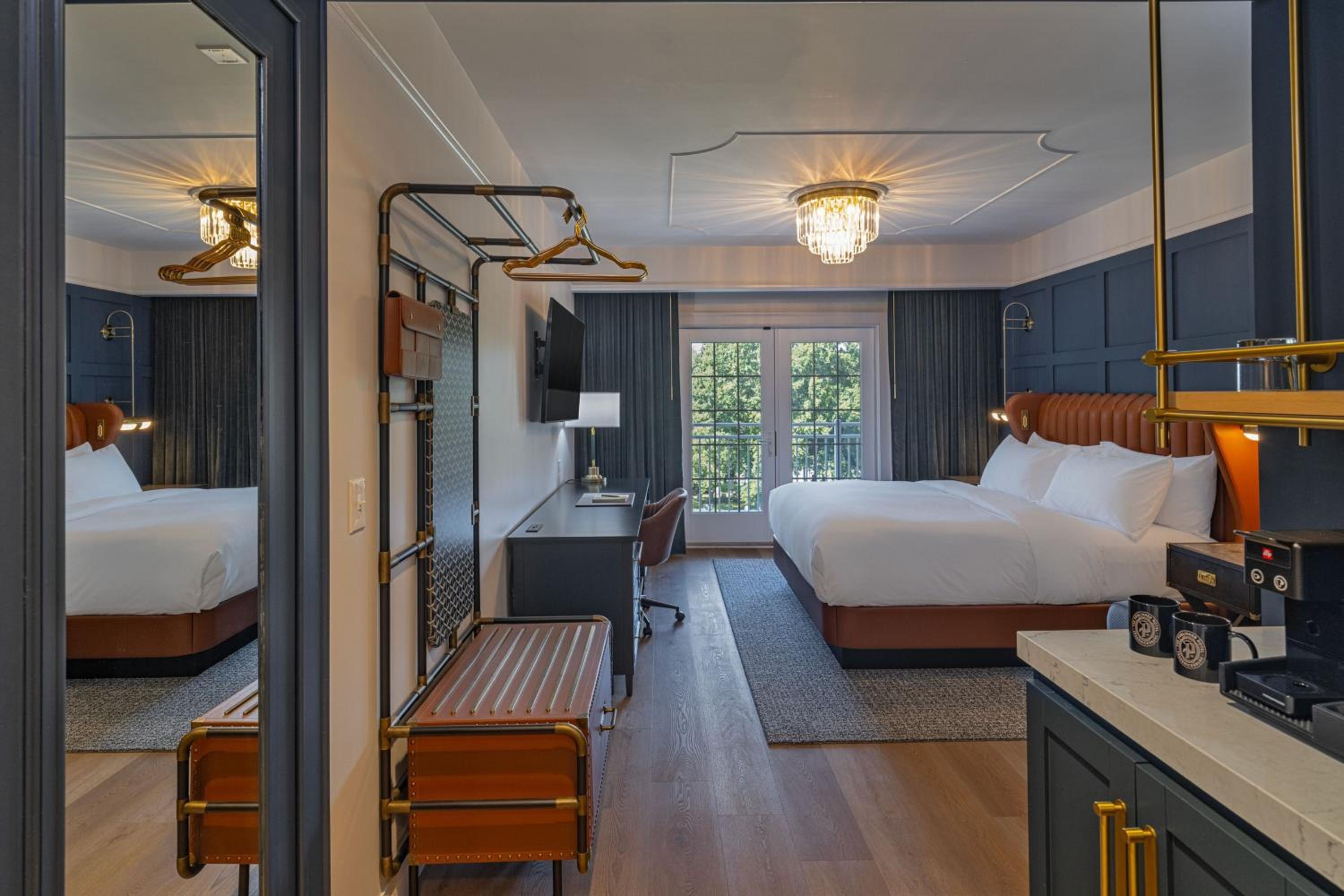 Deluxe King Room with Balcony - Photo 1