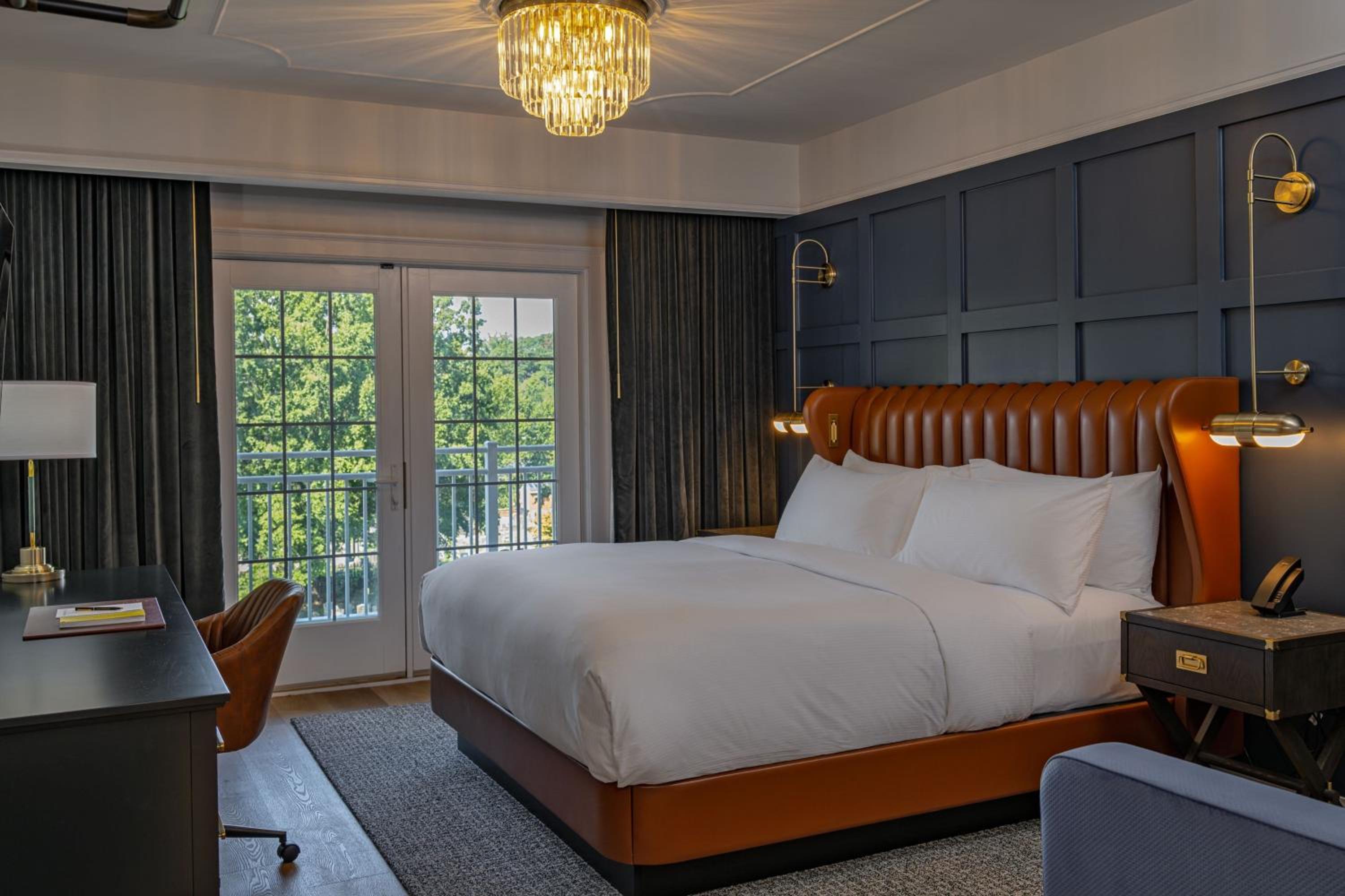 Deluxe King Room with Balcony - Photo 2