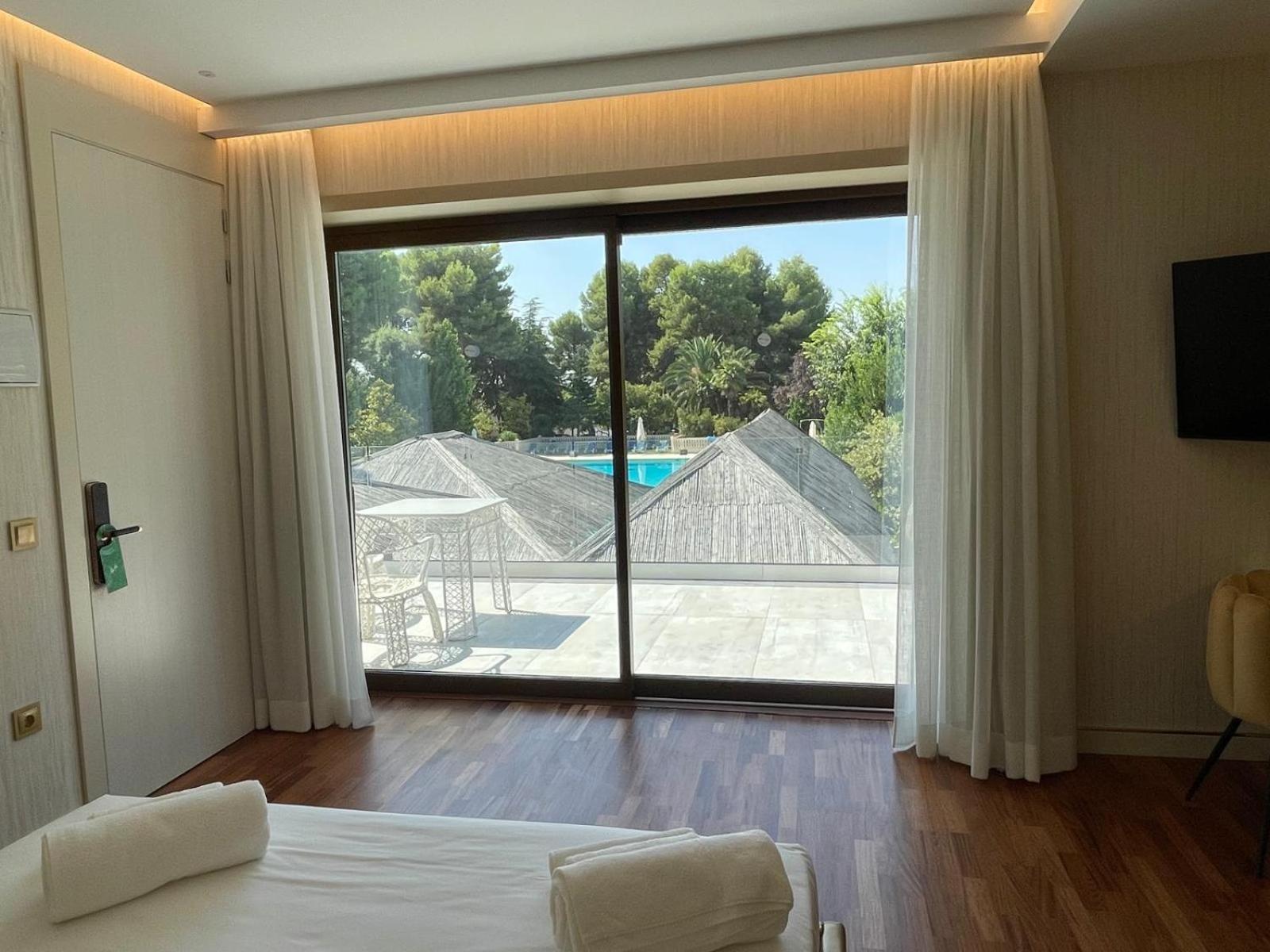 Deluxe Double Room with Pool View photo 2