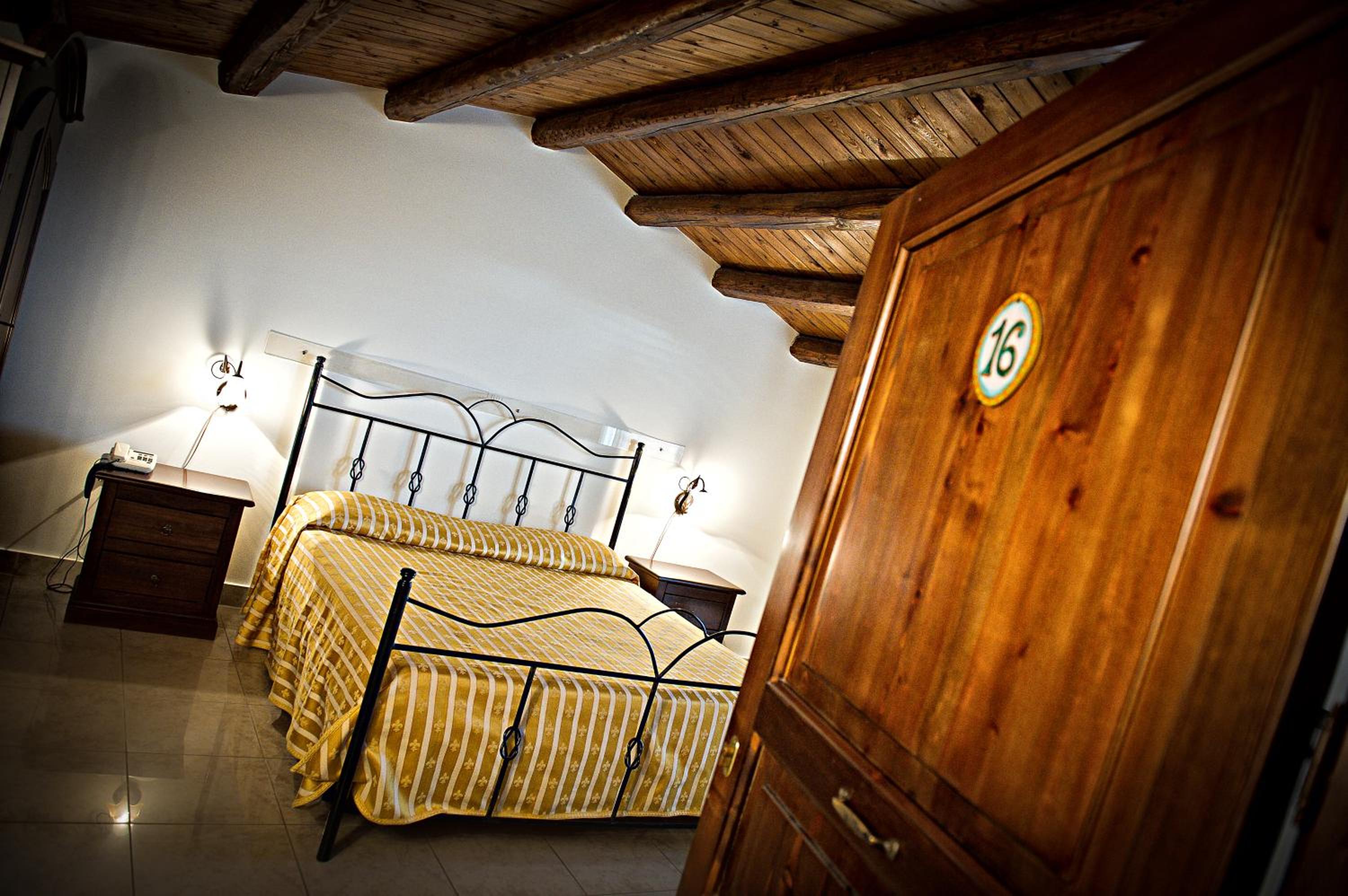 Double or Twin Room with Sea View - Photo 8
