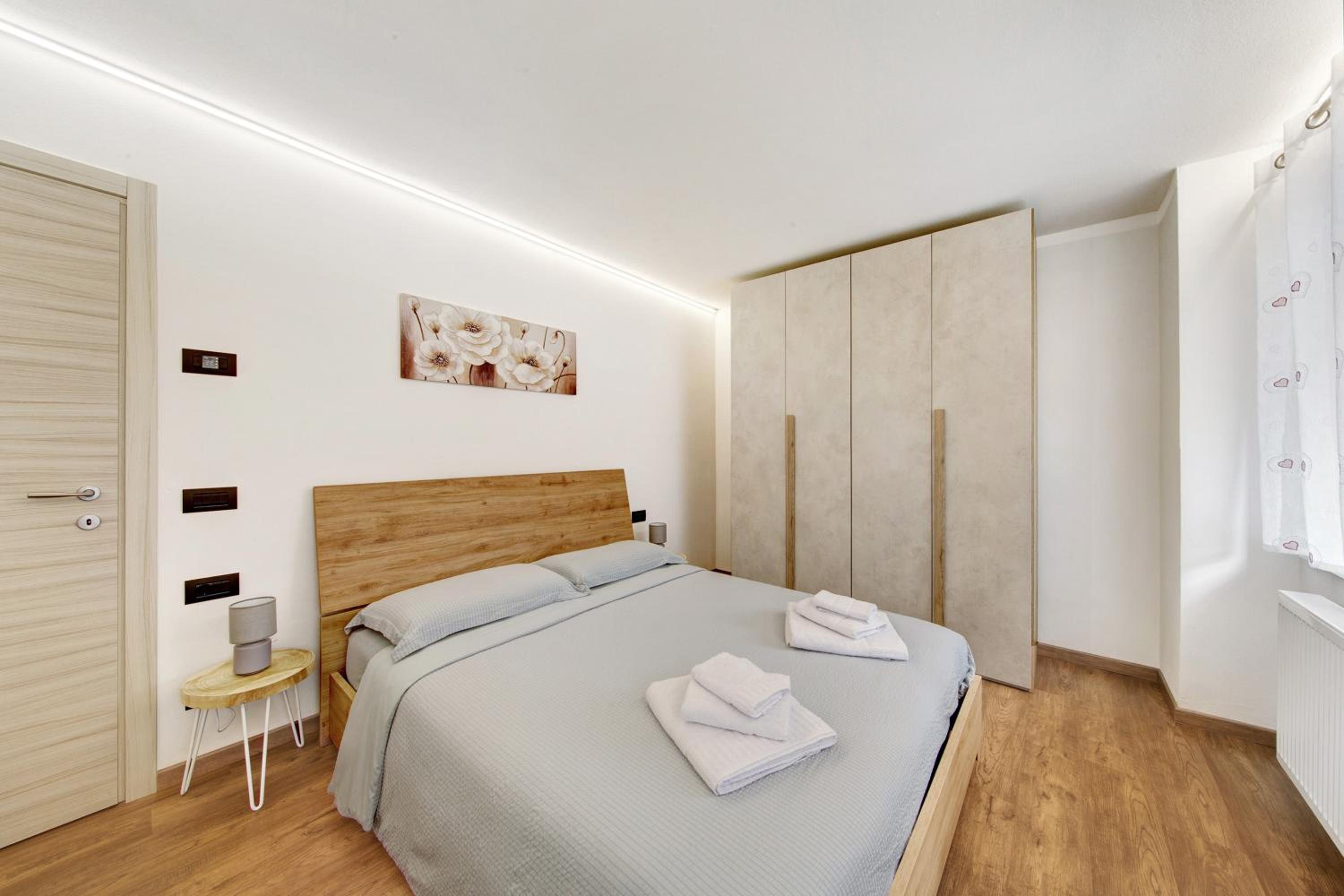 Two-Bedroom Apartment with Mountain View