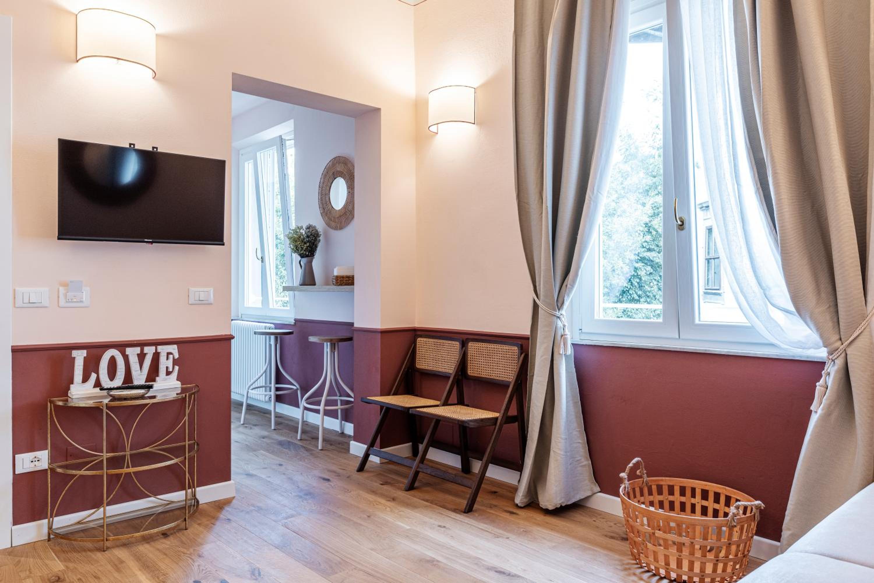 Deluxe One-Bedroom Apartment with City View photo 1