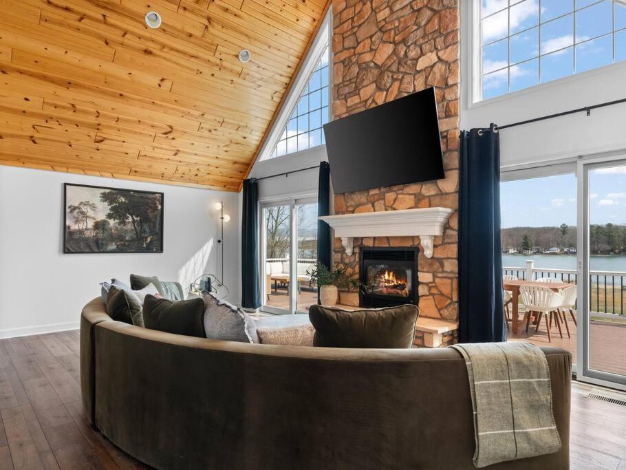 Five-Bedroom House photo 1