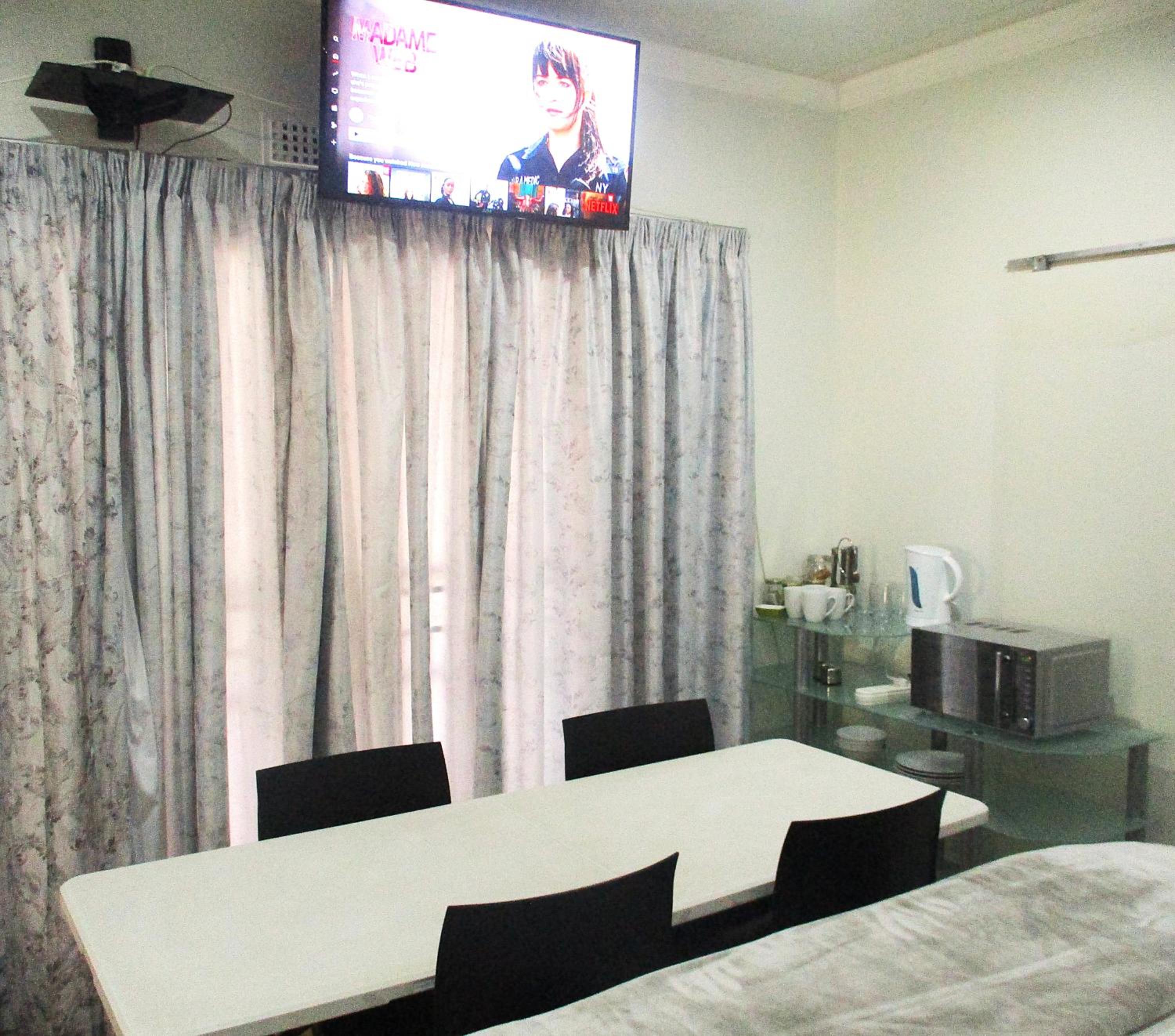 Large Family Room  - Photo 3
