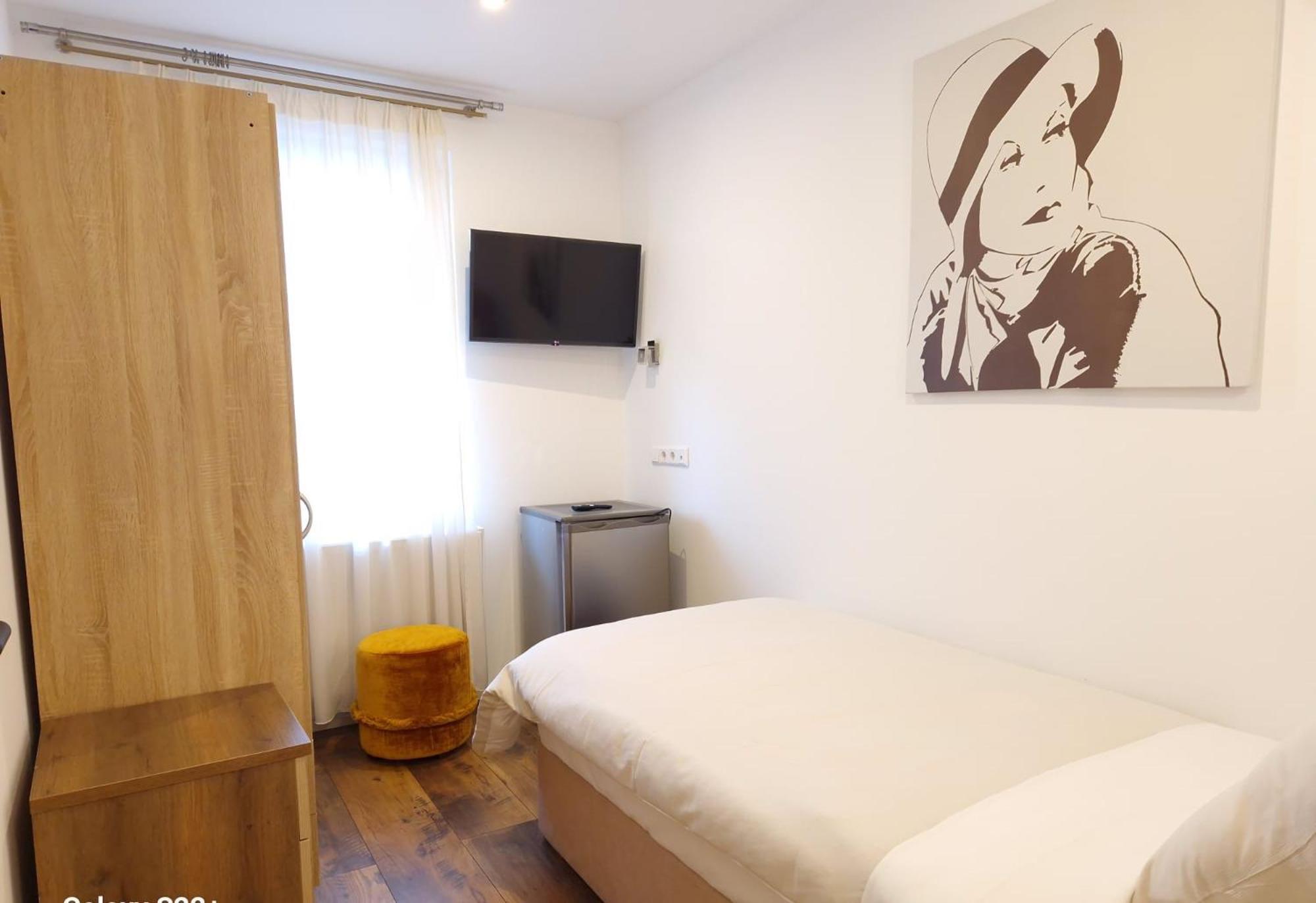 Single Room with Private Bathroom photo 1