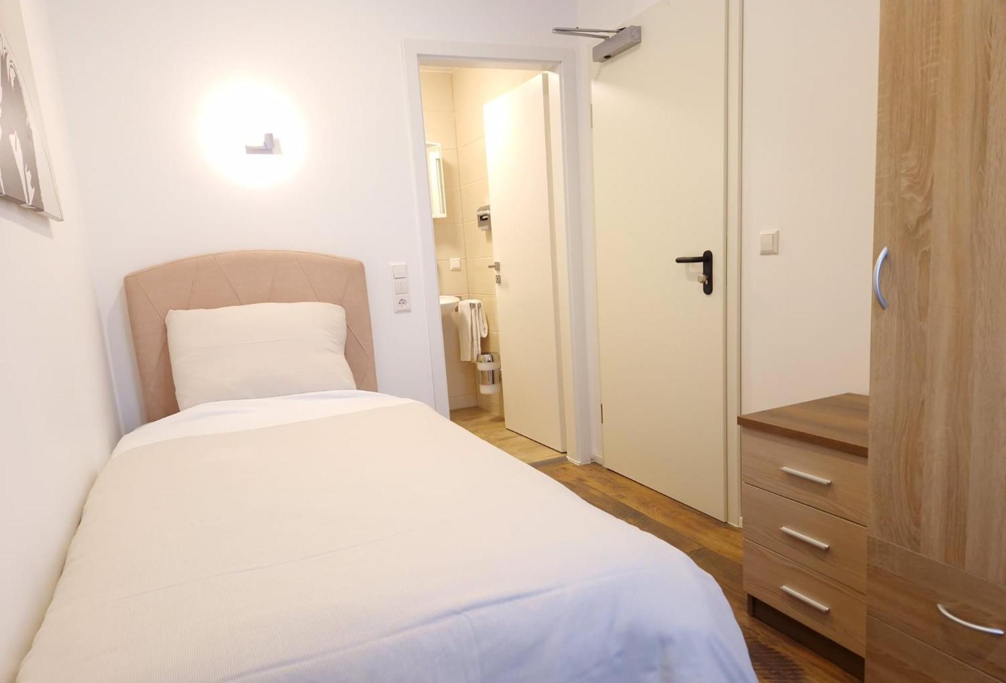 Single Room with Private Bathroom photo 3
