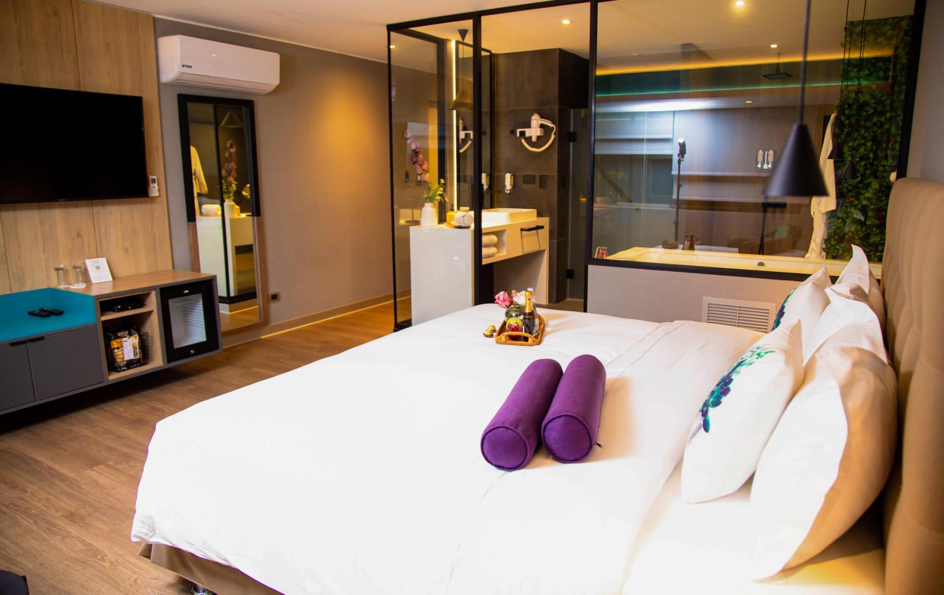 Deluxe Suite with Spa Bath photo 2