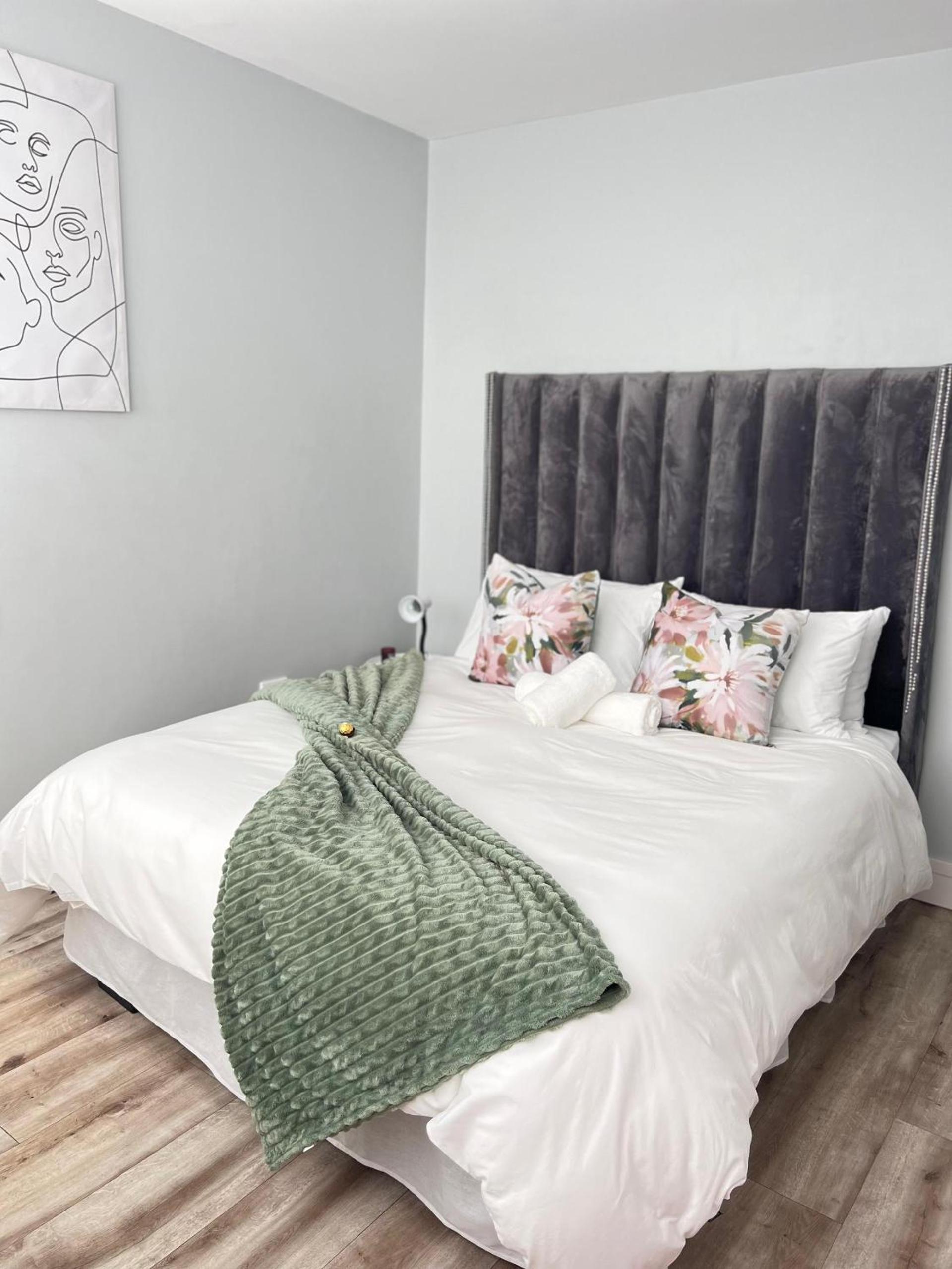 Family Two-Bedroom Apartment with View photo 2