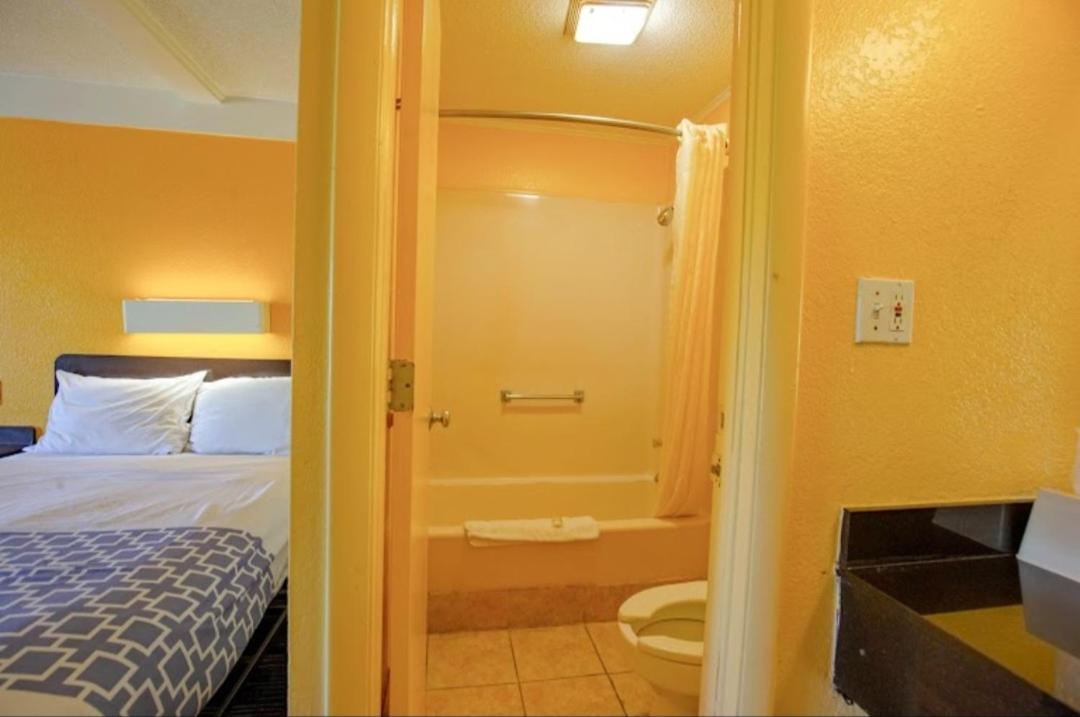 Queen Room photo 2
