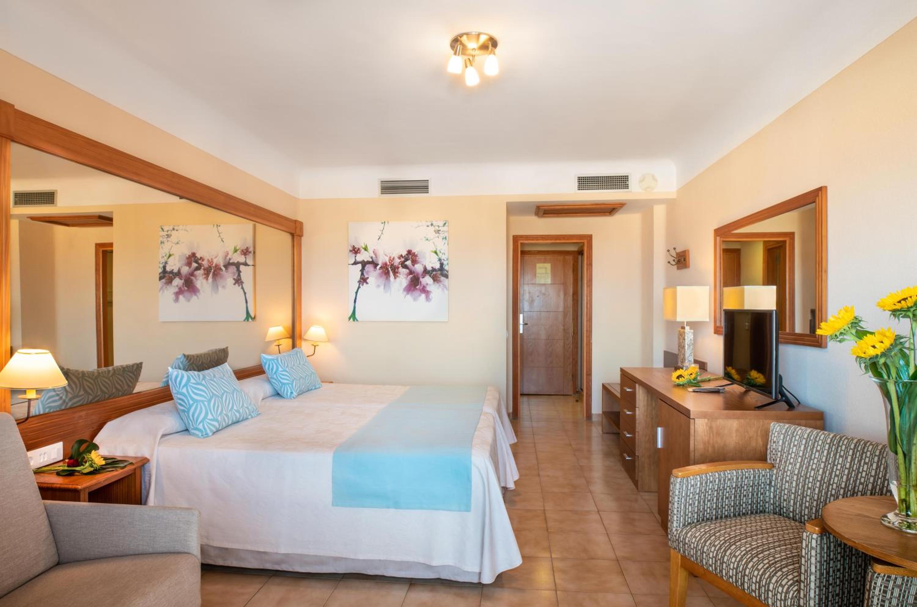 Double Room (3 Adults) thumbnail 6