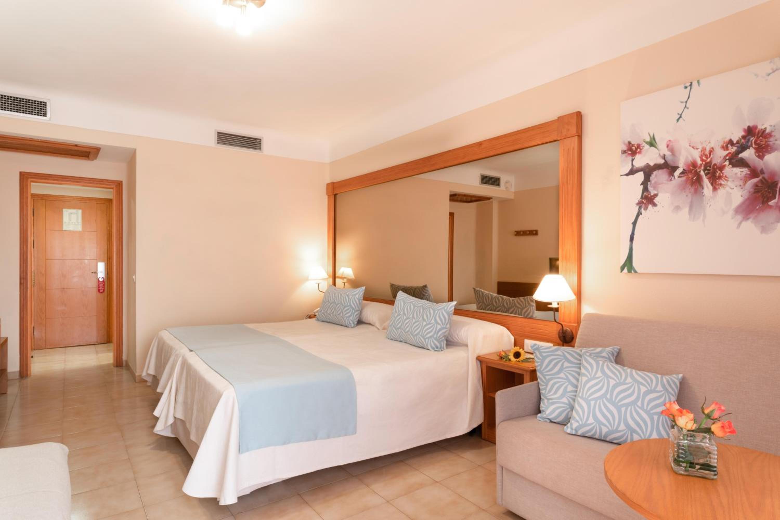 Family Room (3 Adults + 1 Child)