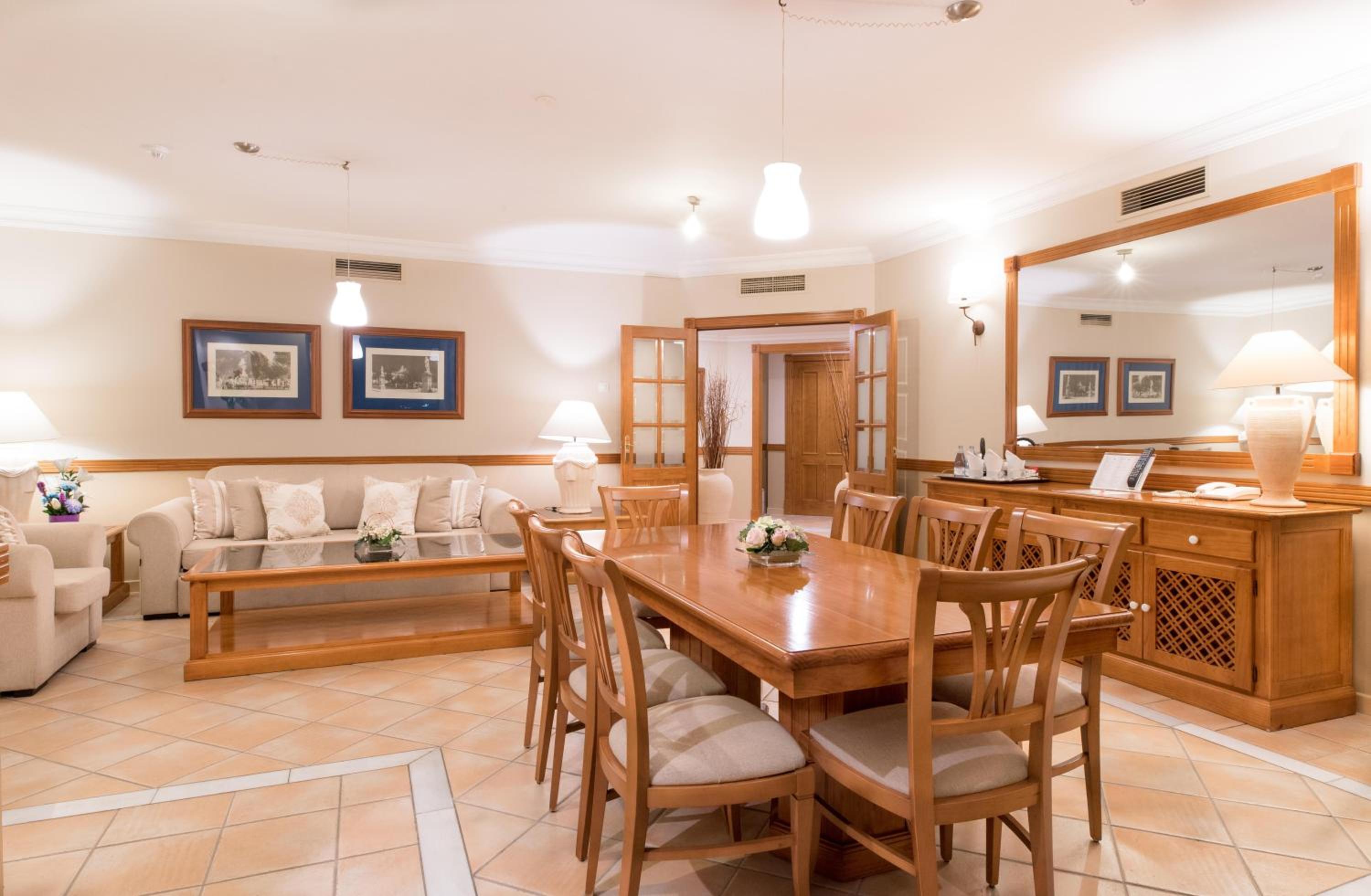Royal Suite (4 Adults + 2 Children)