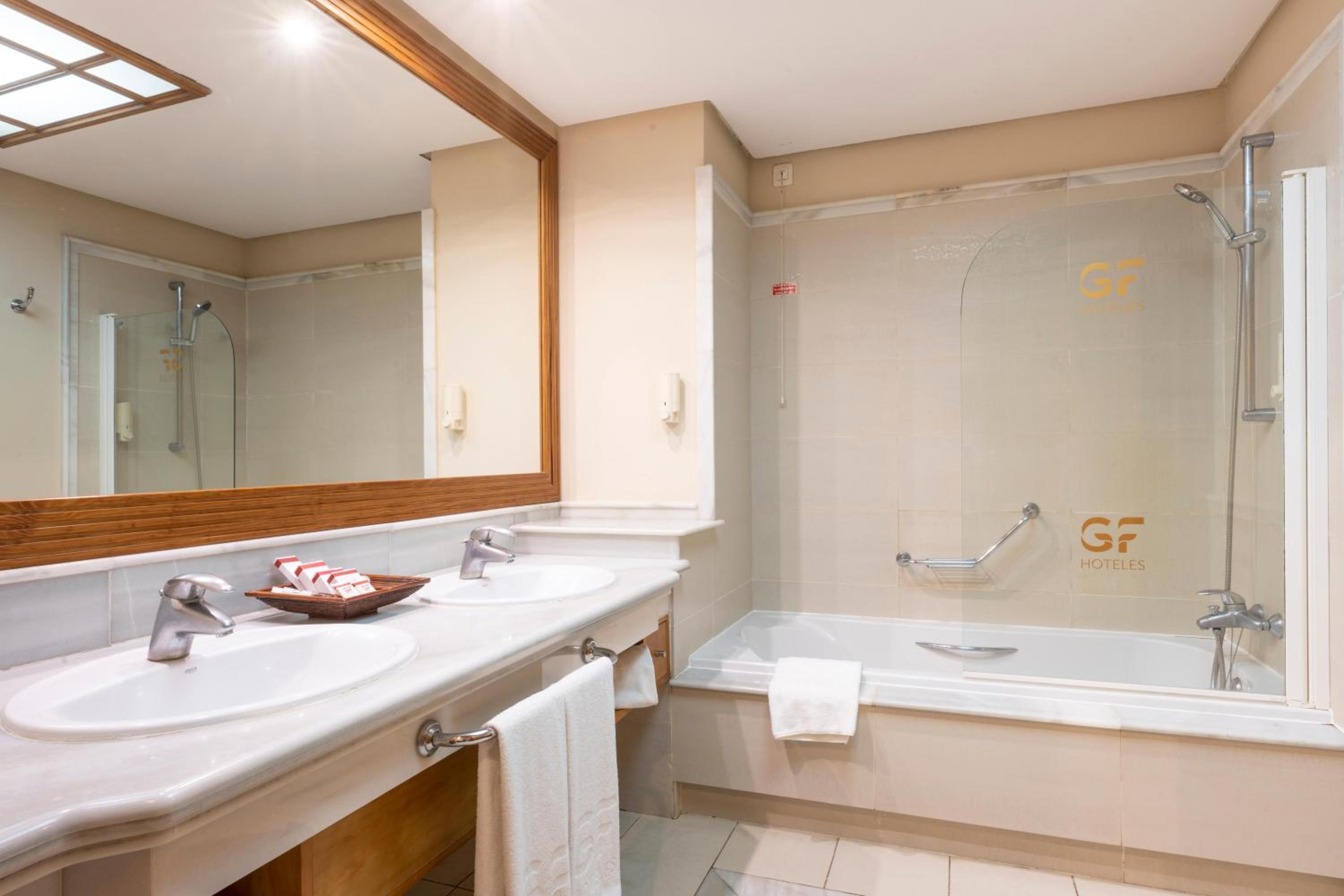 Double Room (2 Adults + 1 Child) thumbnail 6