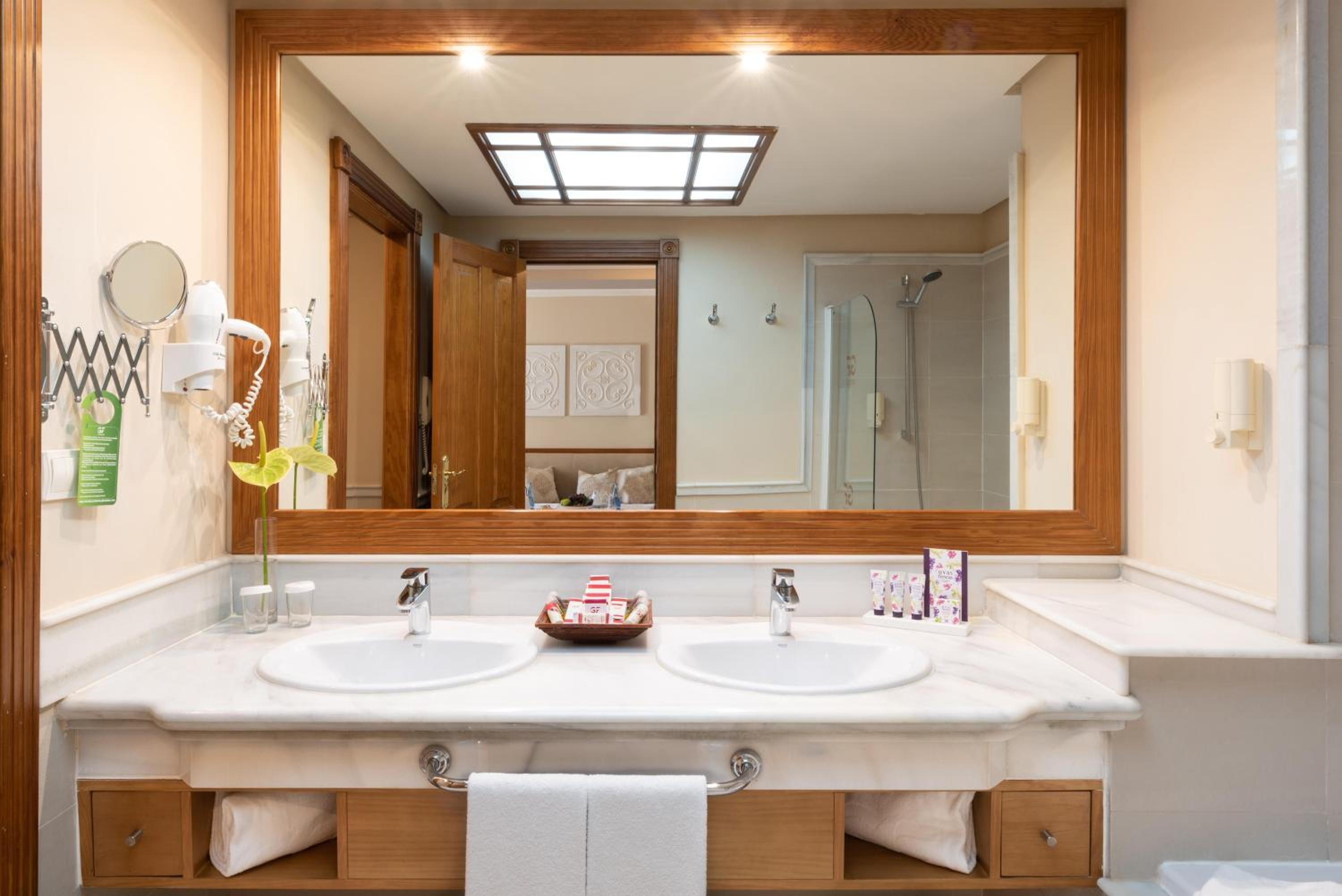Senior Suite (2 Adults + 1 Child)