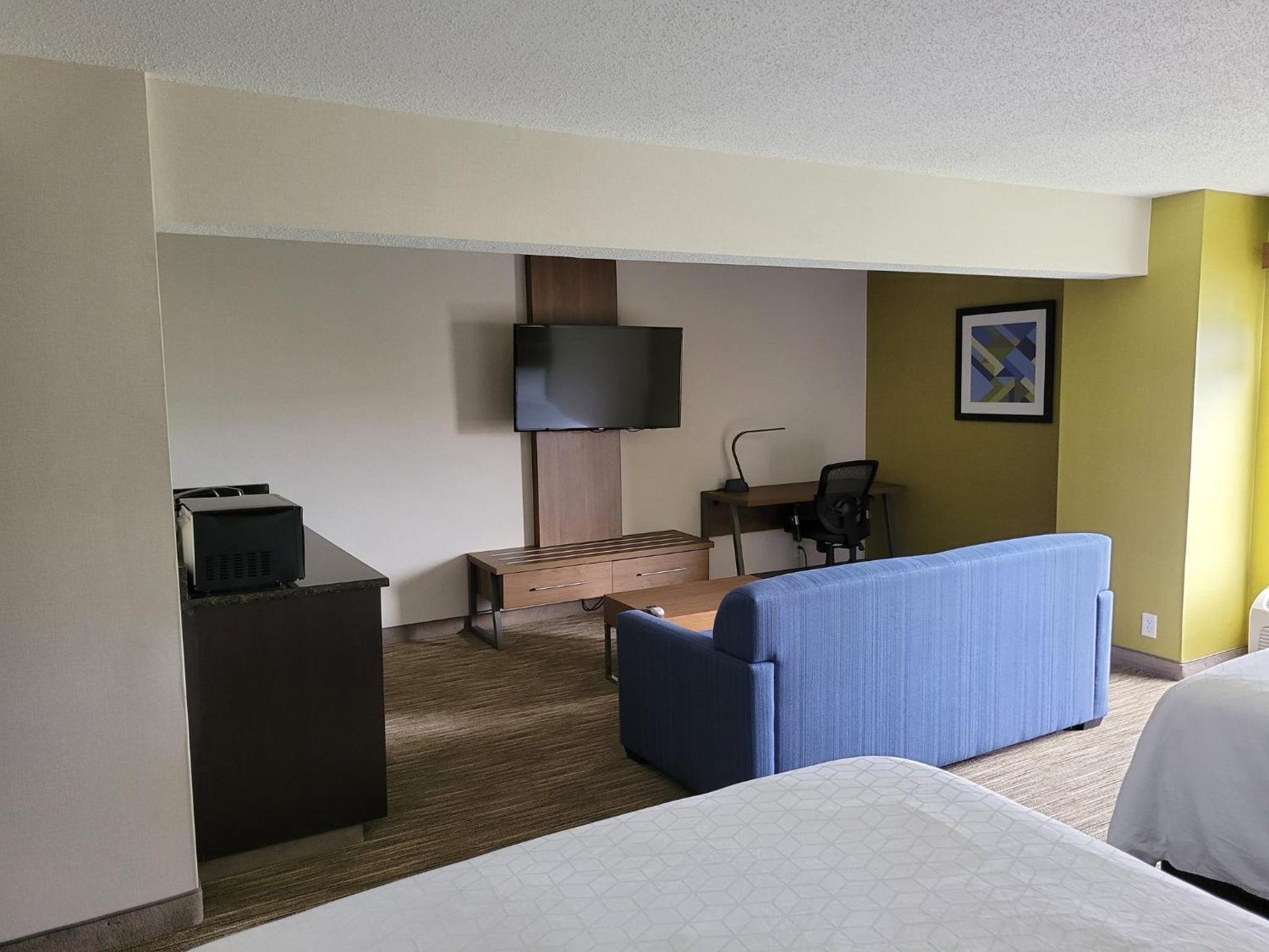 Suite with Two Queen Beds - Photo 4