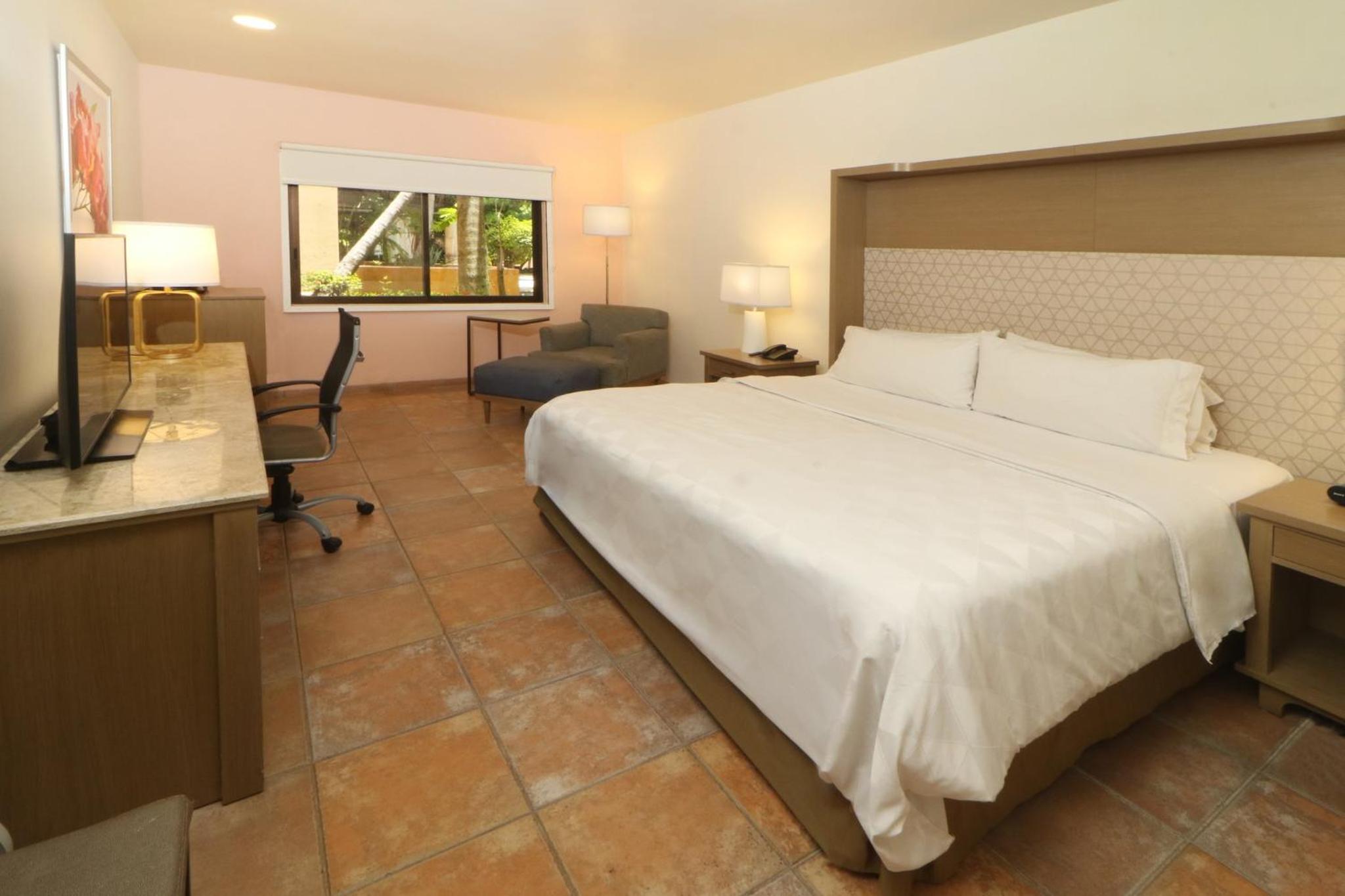 Standard King Room - Accessible - Photo 2
