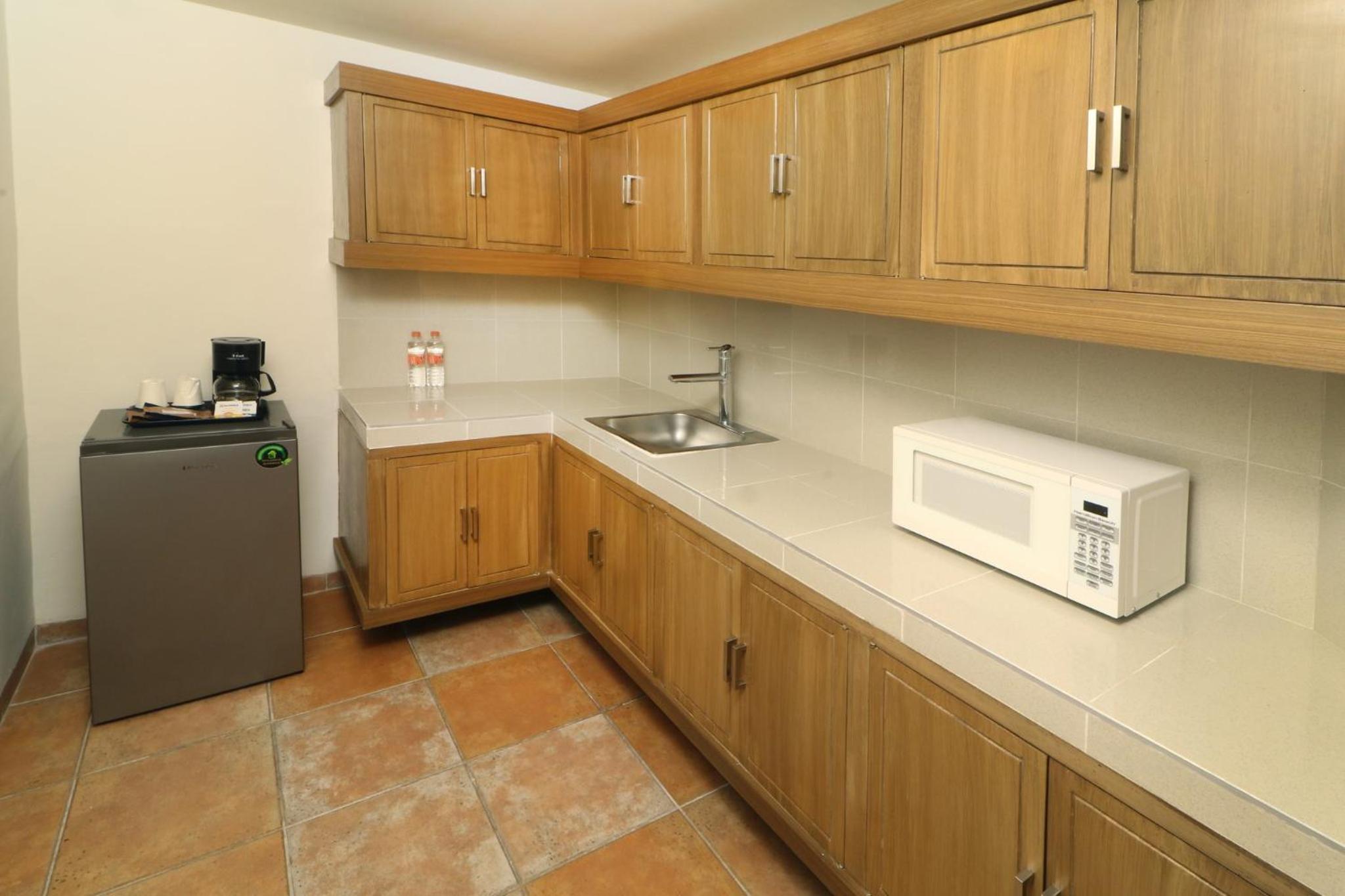 One-Bedroom King Suite - Photo 5