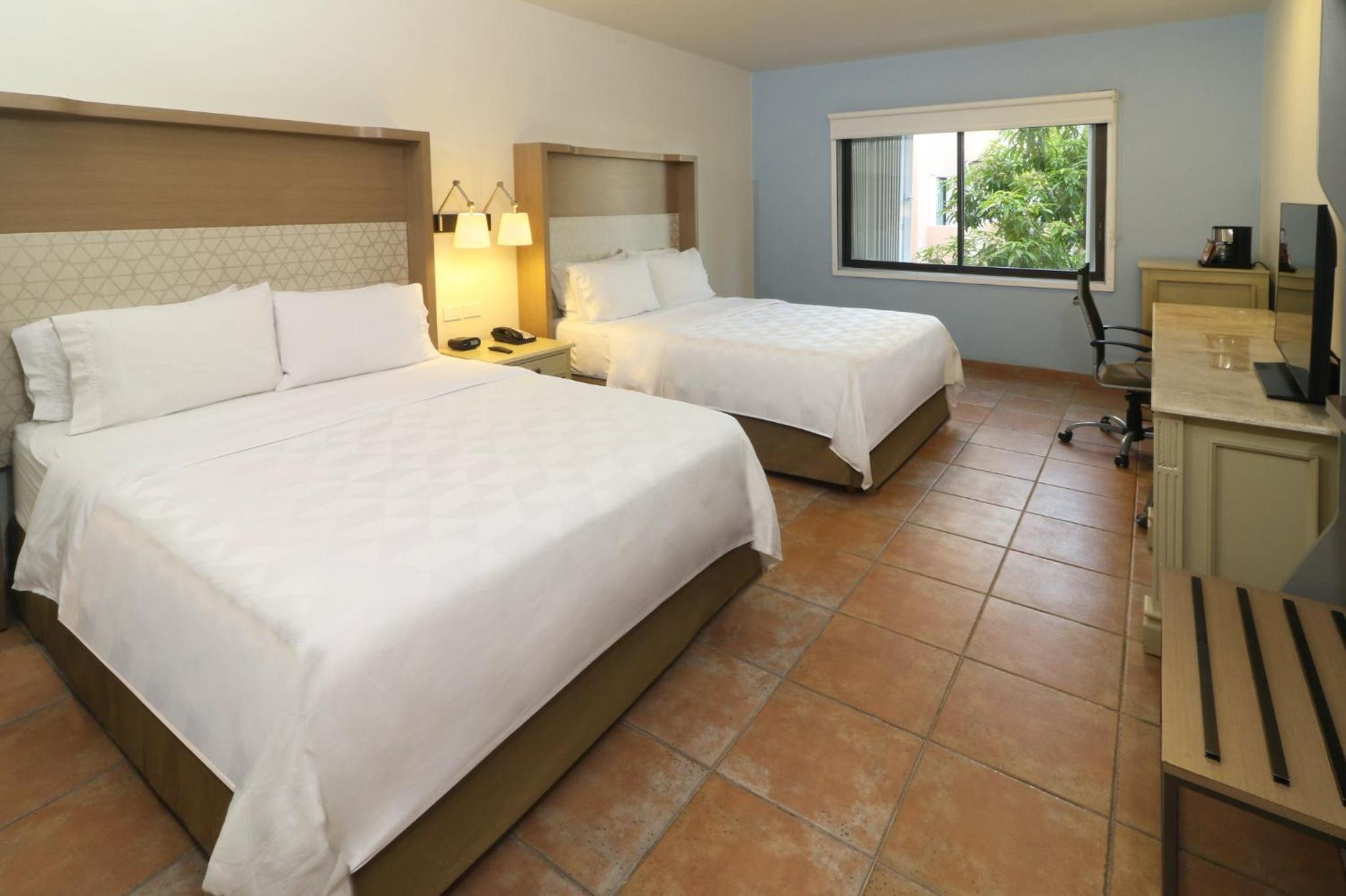 Standard Queen Room With Two Queen Beds And Pool View - Smoking