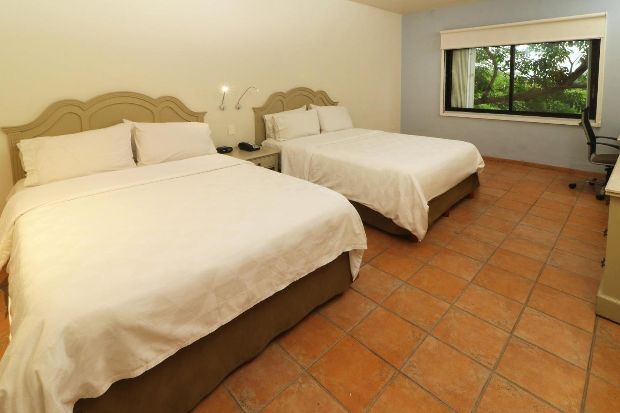 Standard Queen Room with Two Queen Beds and Pool View - Photo 2
