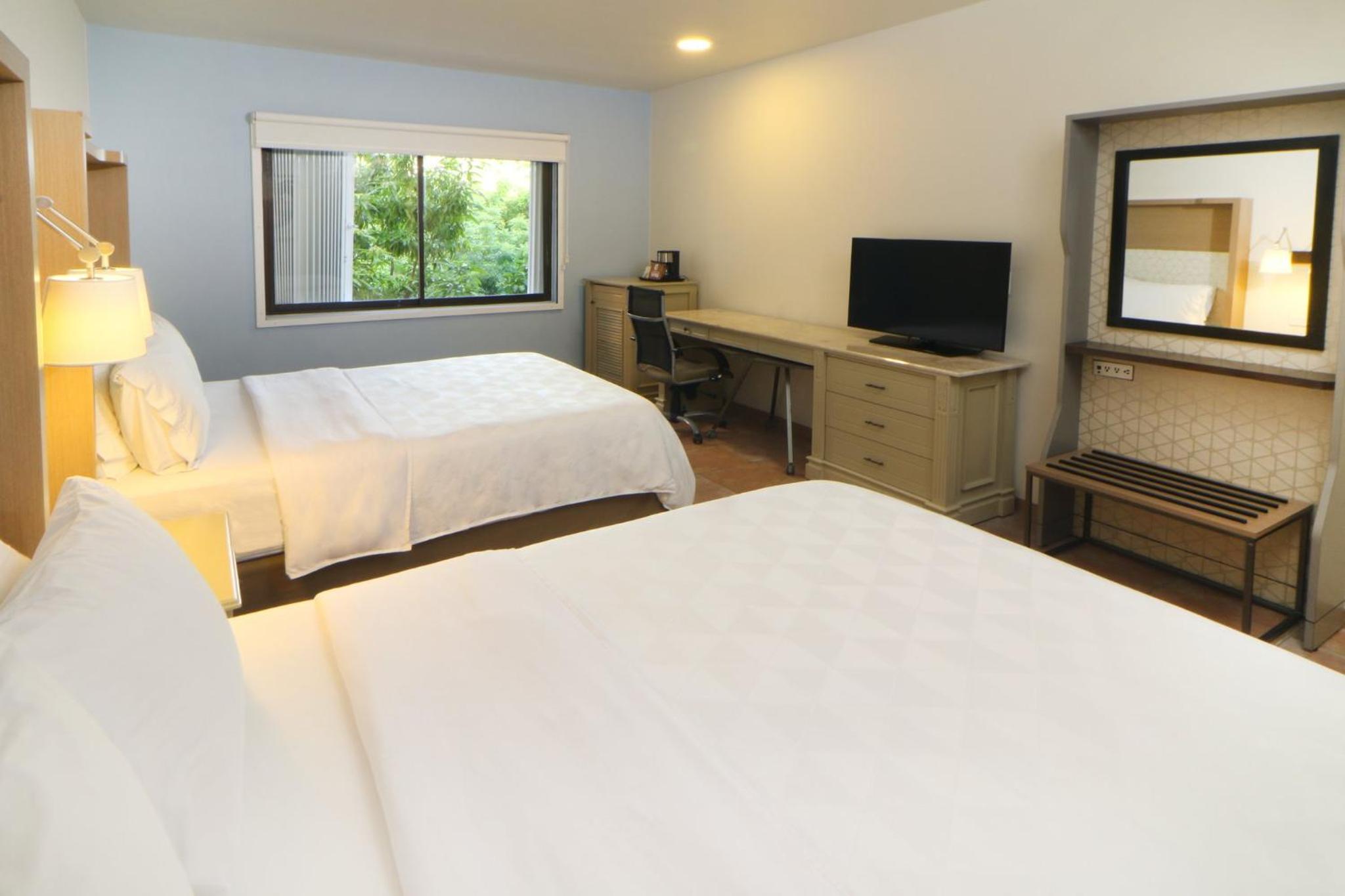 Standard Queen Room With Two Queen Beds - Smoking - Photo 2