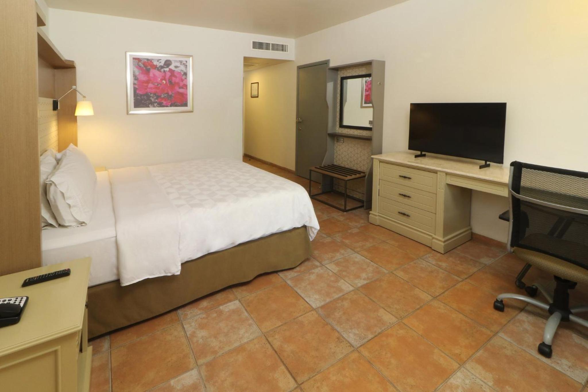 Standard King Room - Photo 3