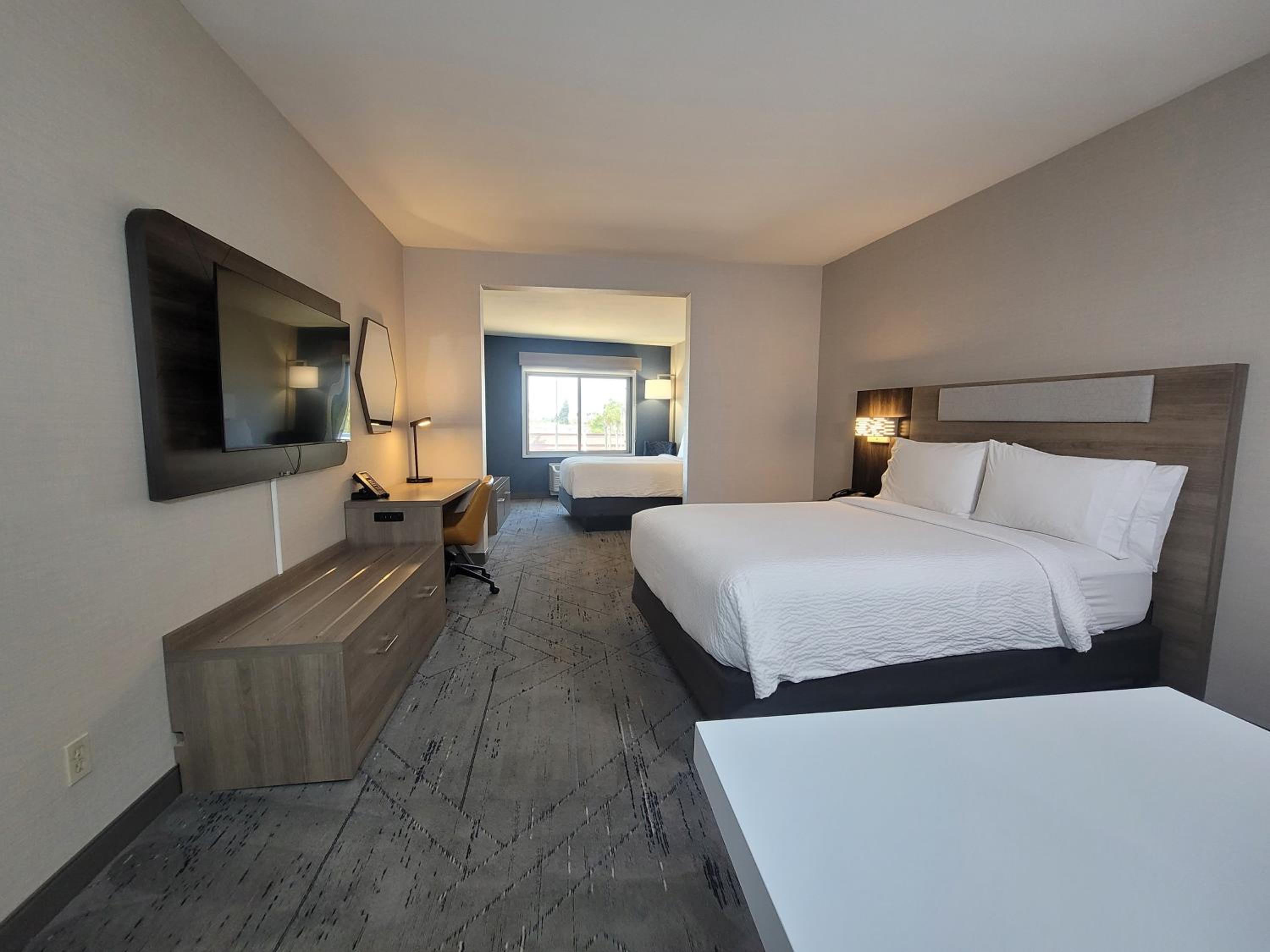 One-Bedroom Queen Suite - Photo 1
