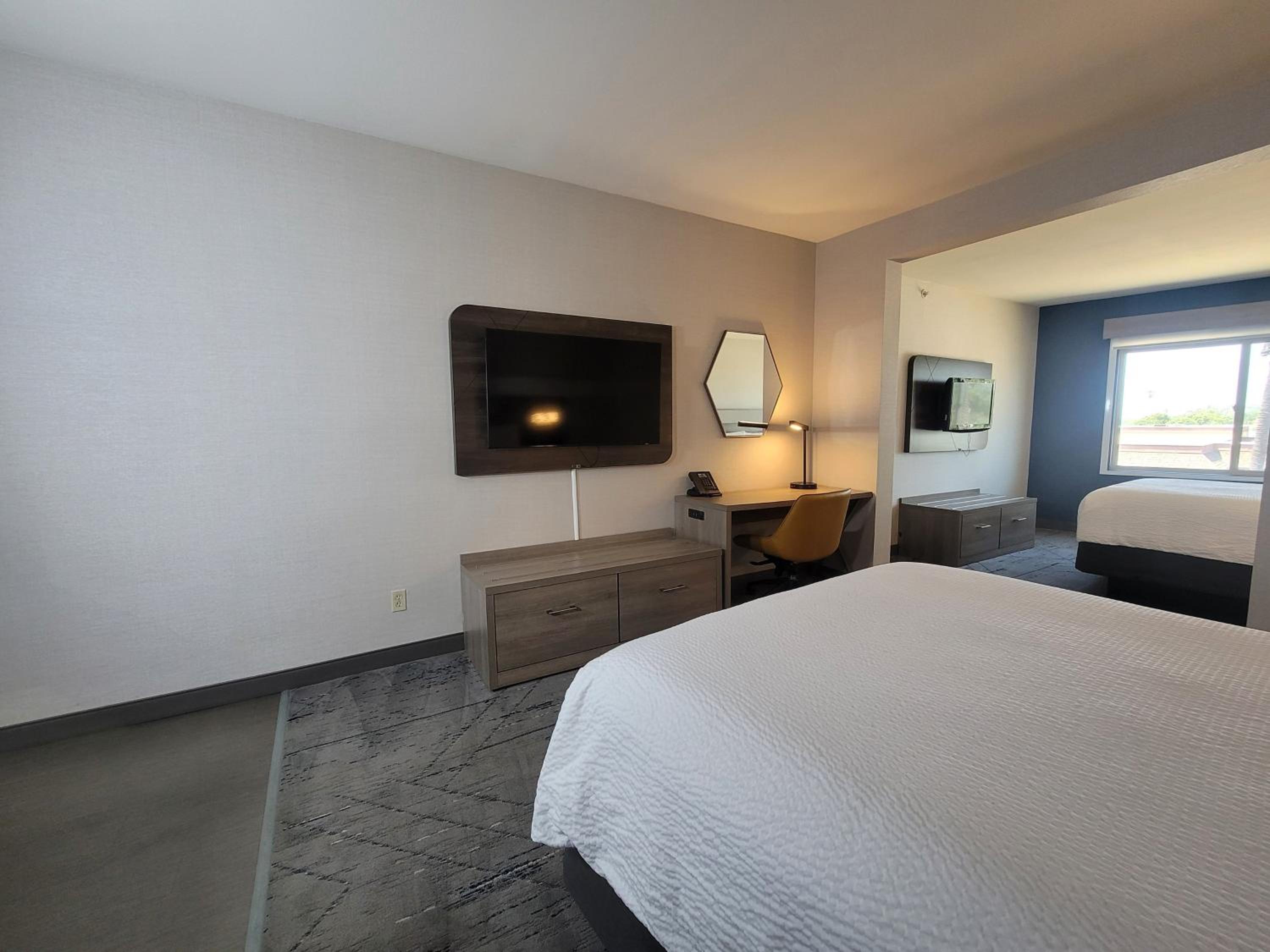 One-Bedroom Queen Suite - Photo 5