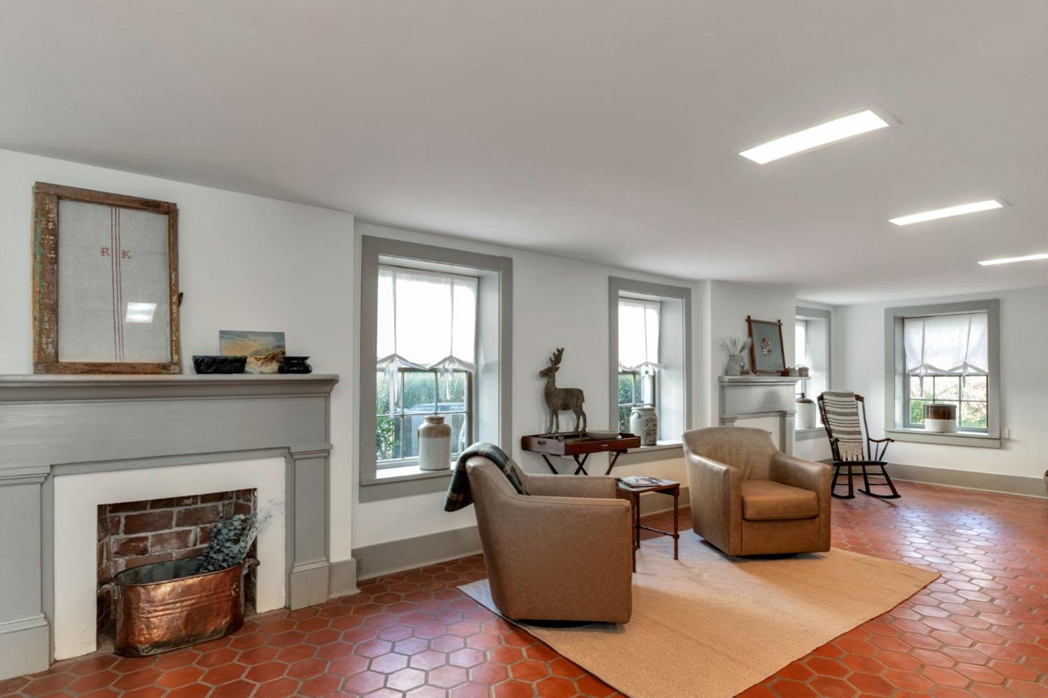 Three-Bedroom House - Photo 11