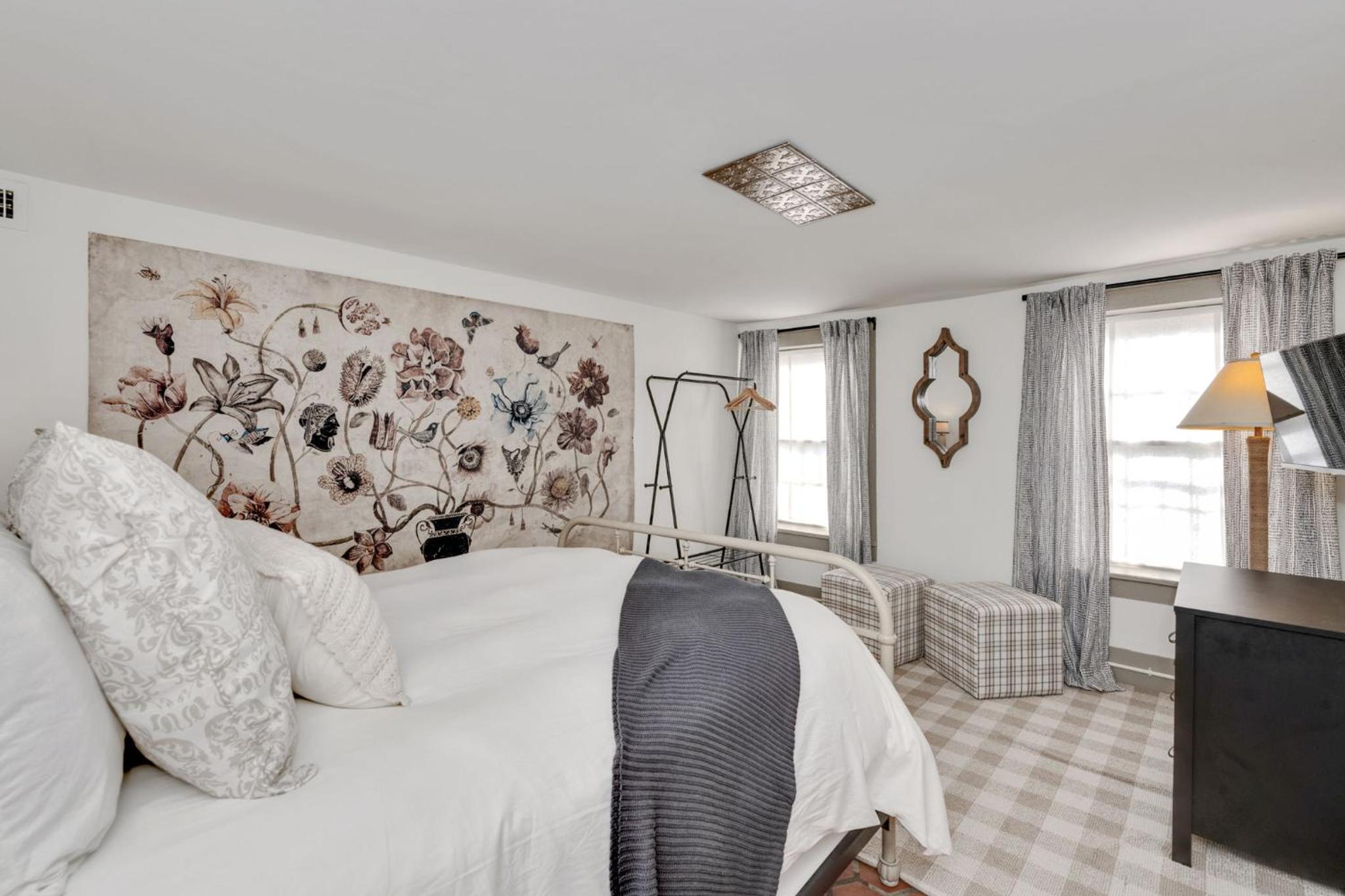 Three-Bedroom House - Photo 8