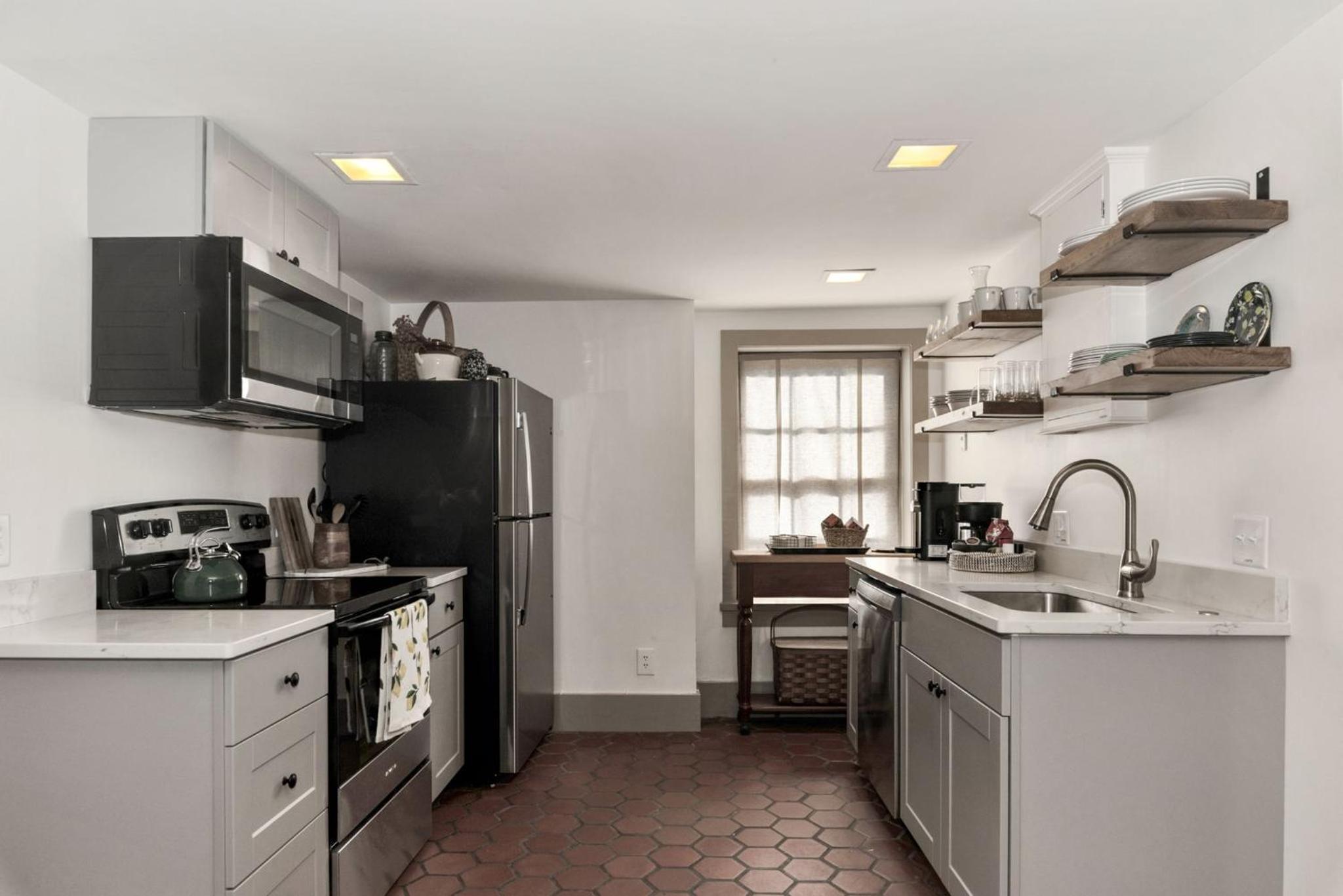 Three-Bedroom House - Photo 7