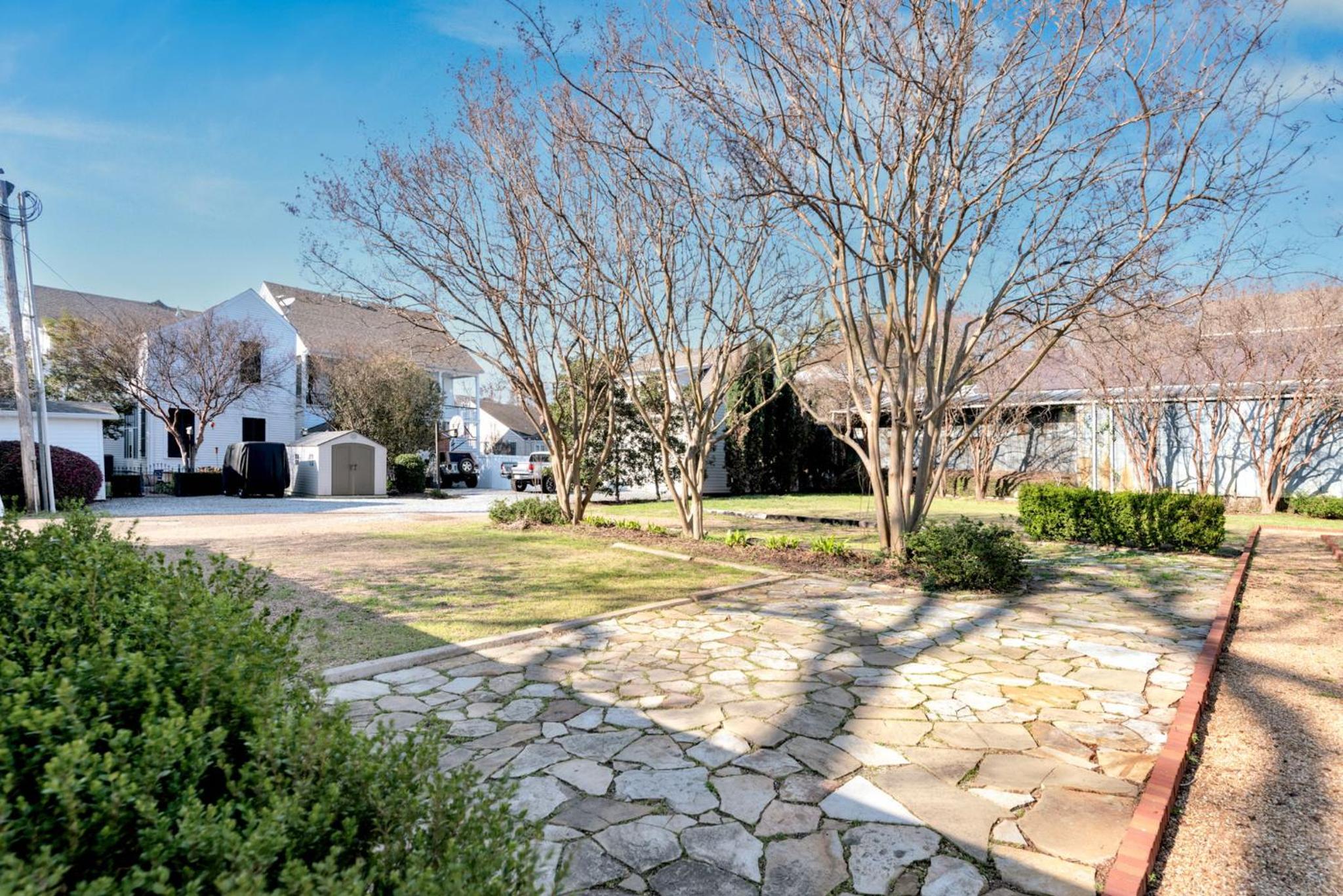 Three-Bedroom House - Photo 31
