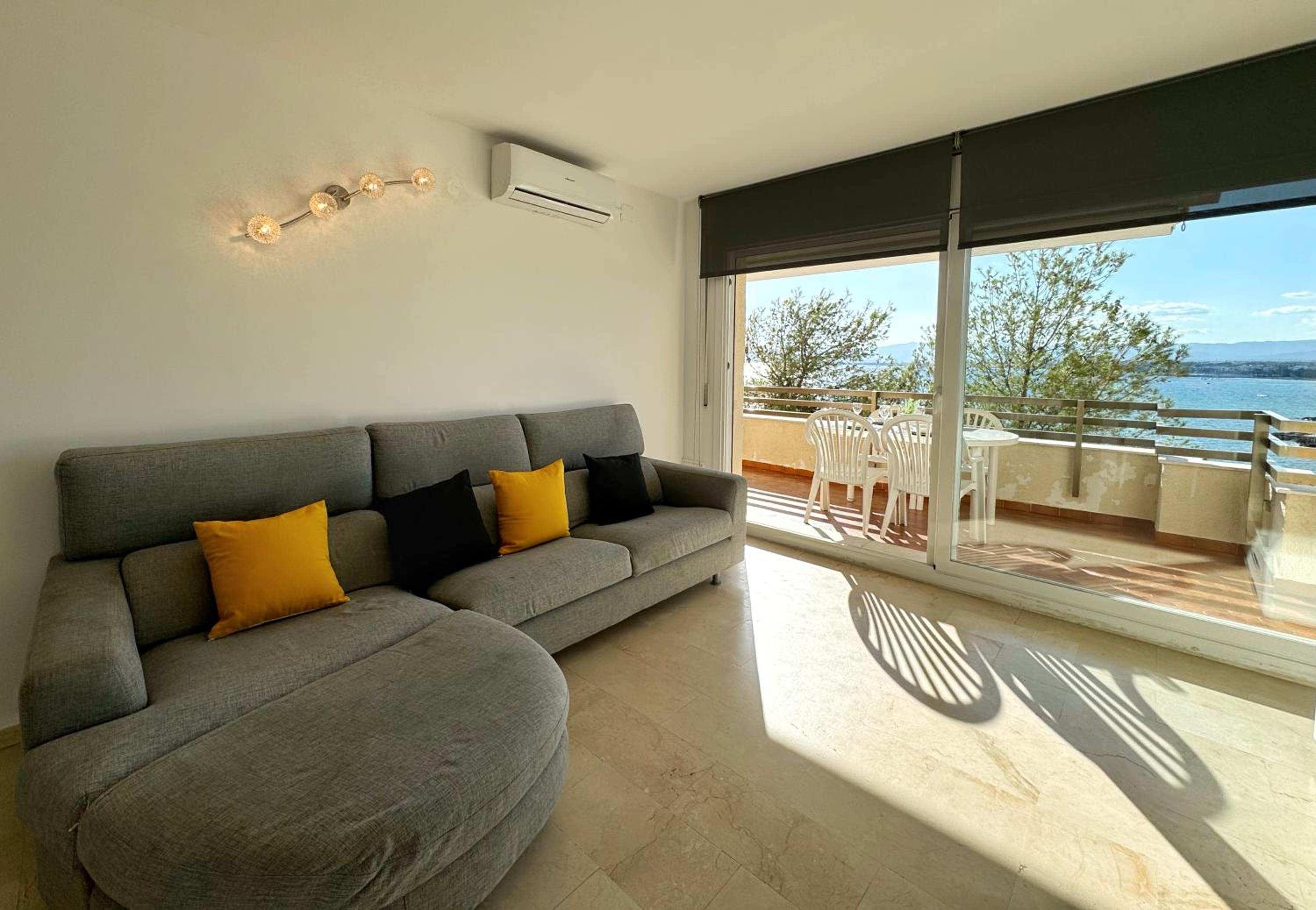 Apartamento de Tres Habitaciones - Frente al Mar