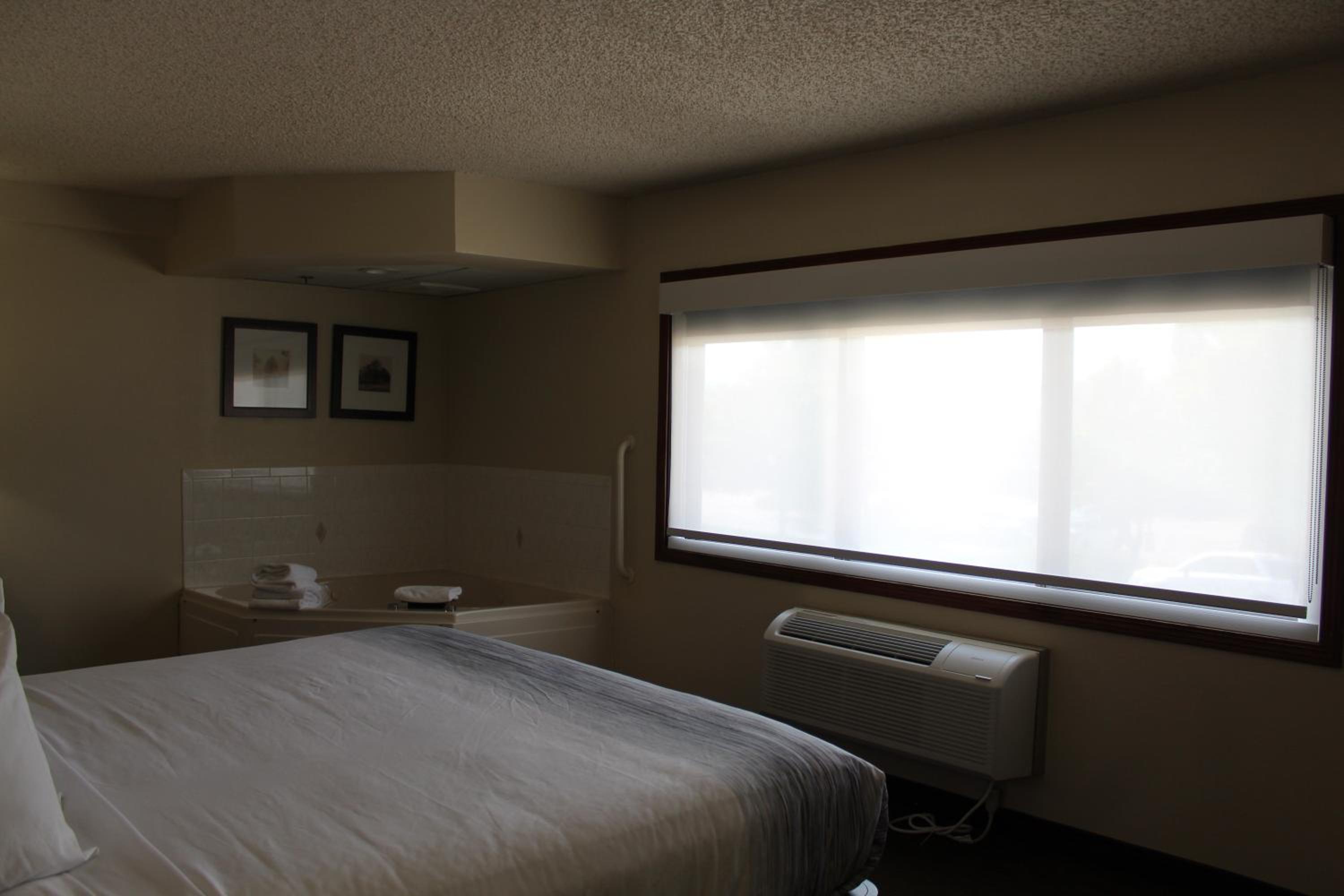 Superior King Suite - Non-Smoking - Photo 7