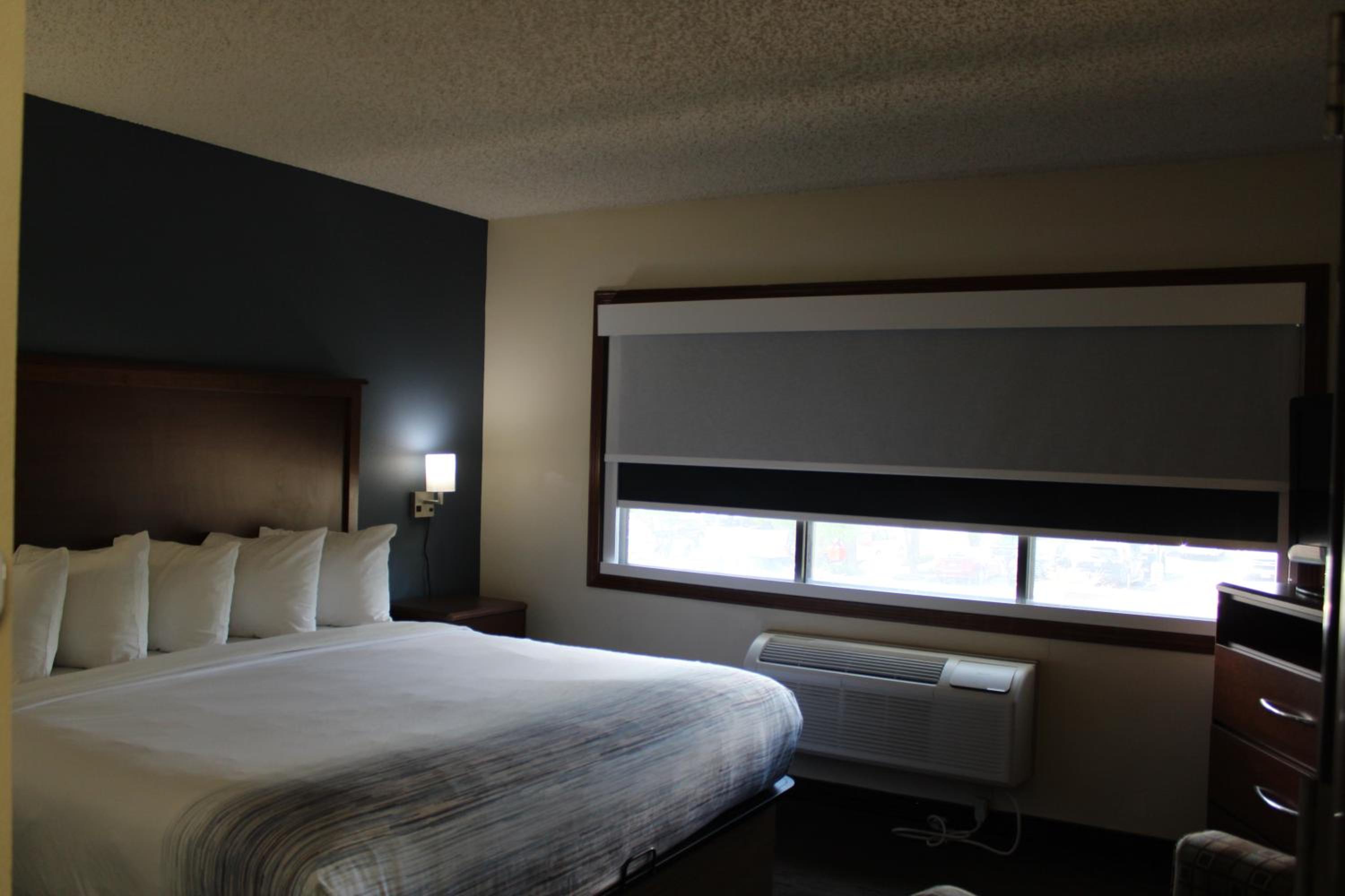 Deluxe King Suite - Non-Smoking - Photo 6