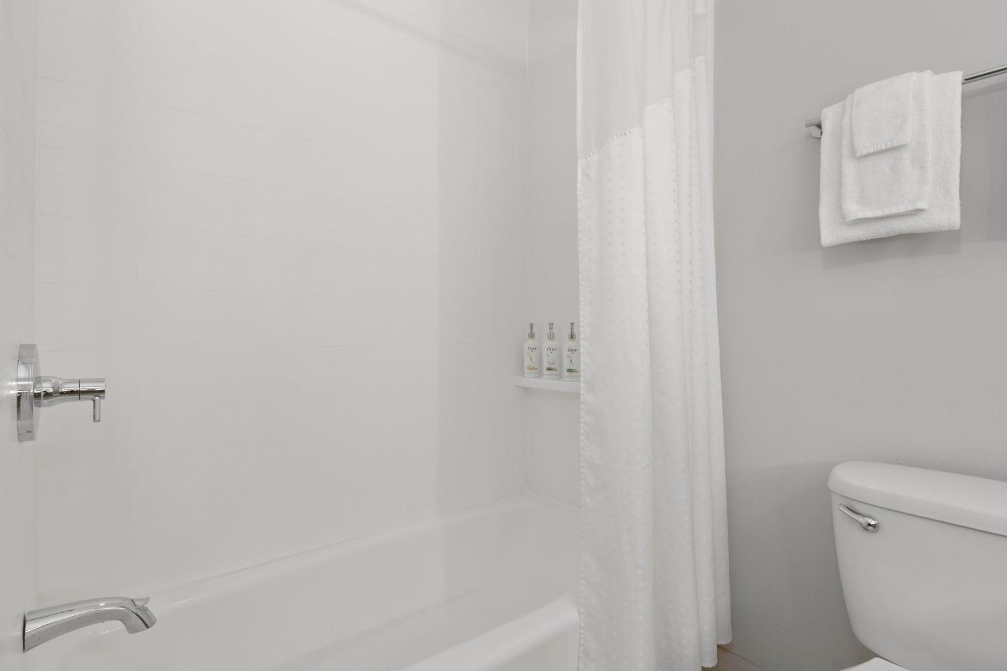 Standard Room with Two Queen Beds - Photo 8