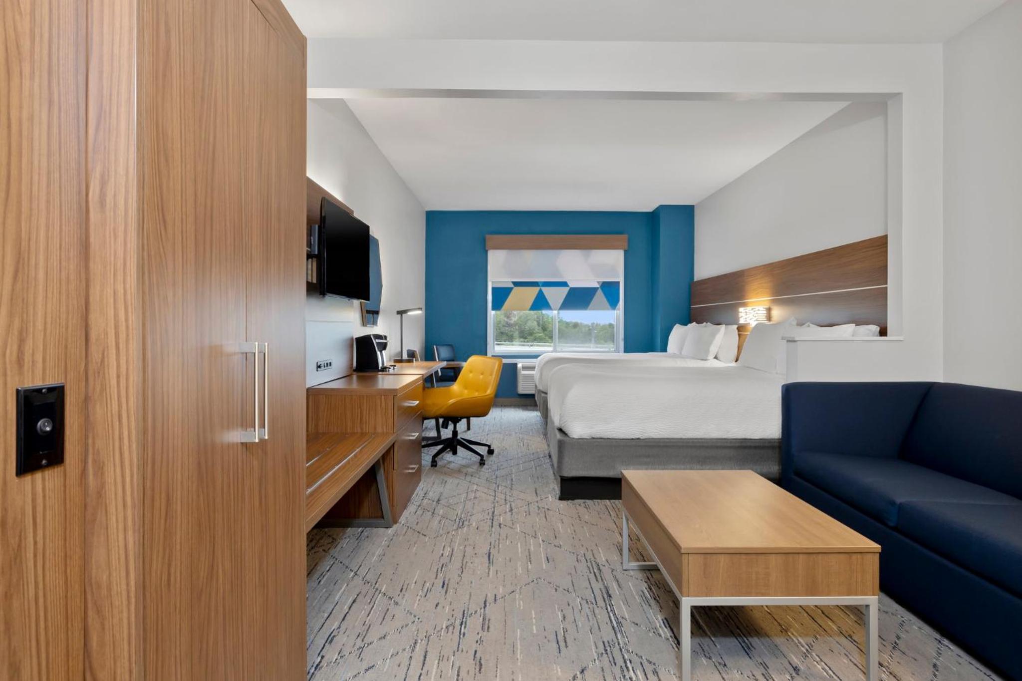 Queen Suite with Two Queen Beds and Sofa Bed - Photo 1