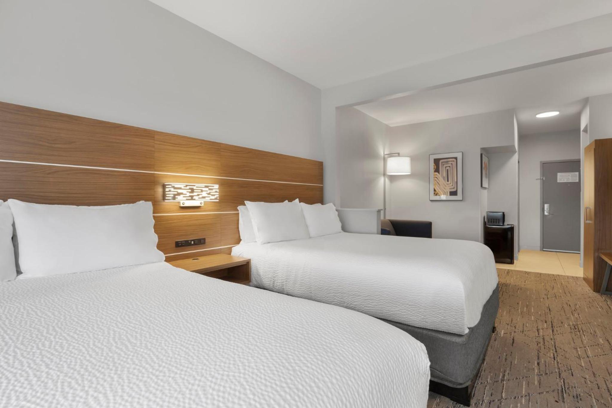 Queen Suite with Two Queen Beds and Sofa Bed - Photo 3