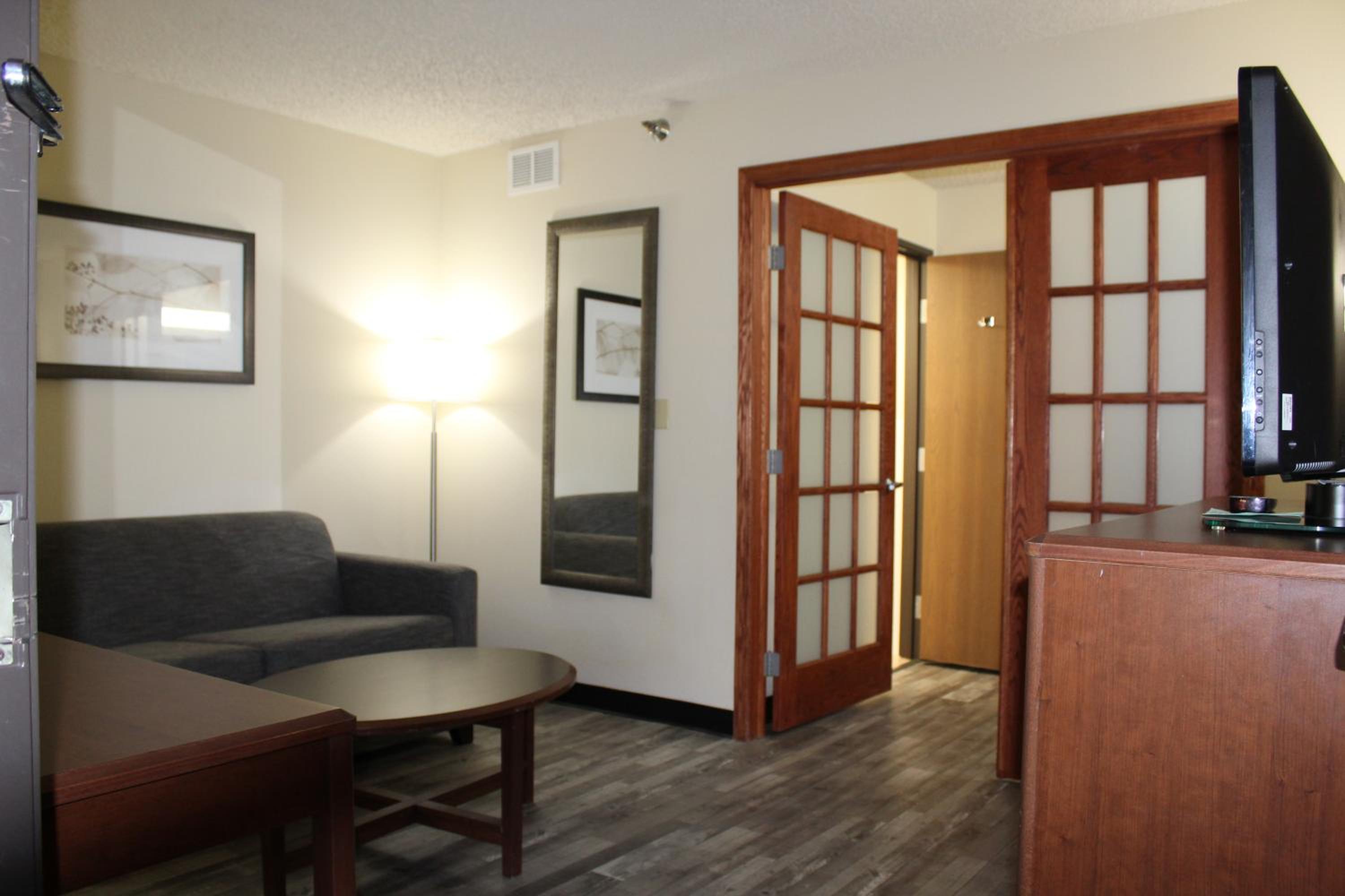 Deluxe King Suite - Non-Smoking - Photo 13