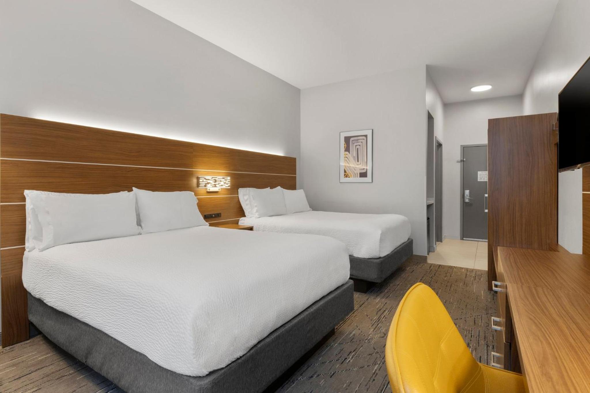 Standard Room with Two Queen Beds - Photo 7