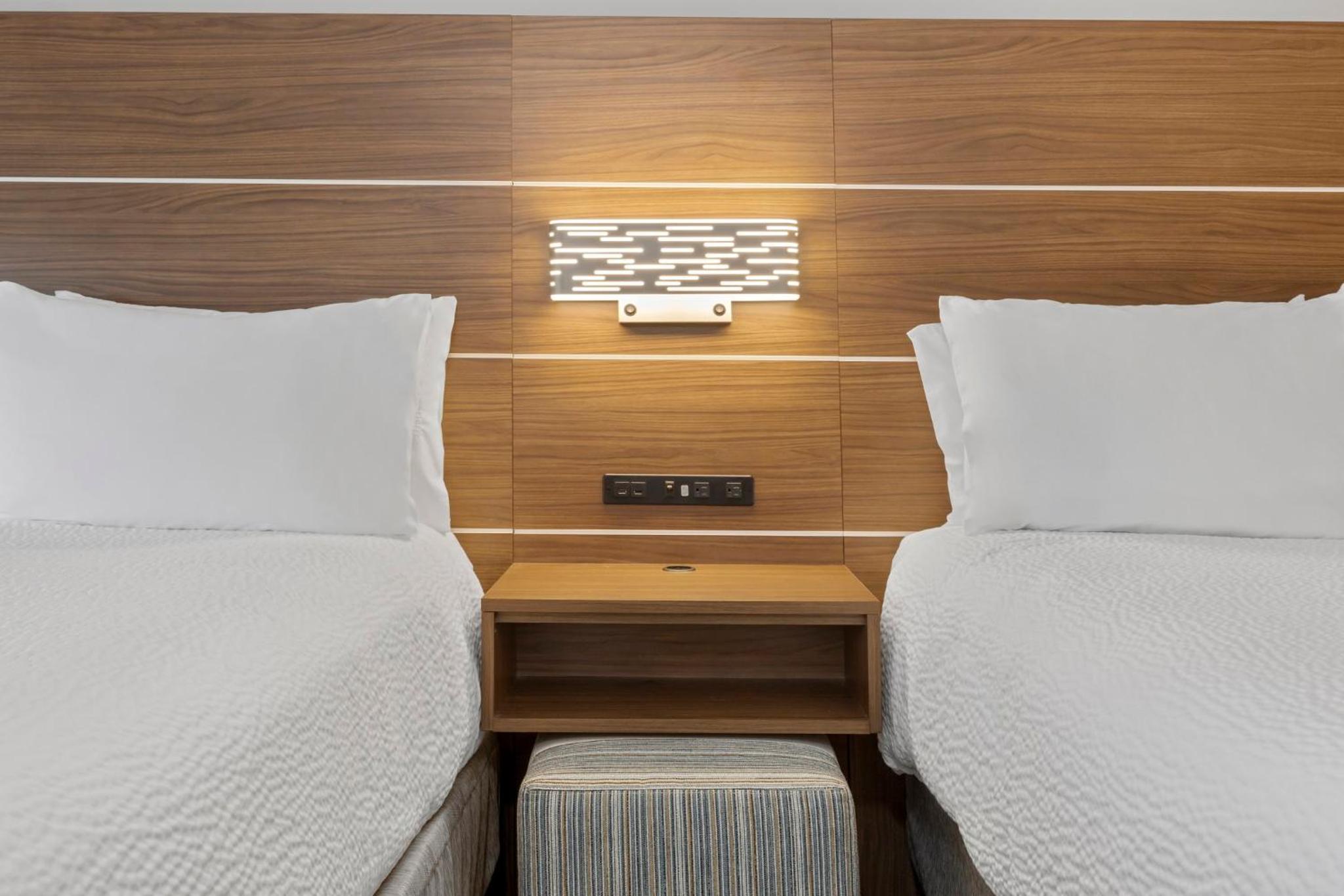 Standard Room with Two Queen Beds - Photo 5