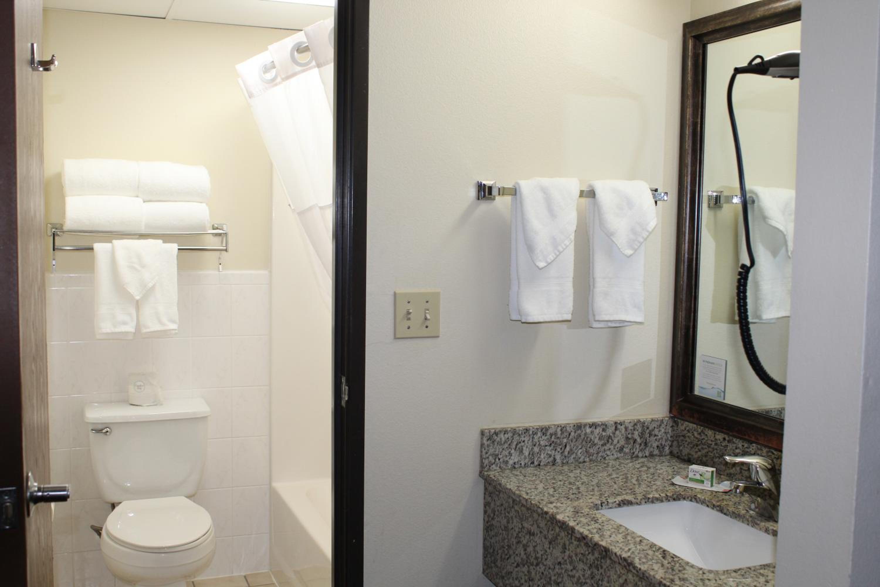 Executive Queen Room with Two Queen Beds - Non-Smoking - Photo 9