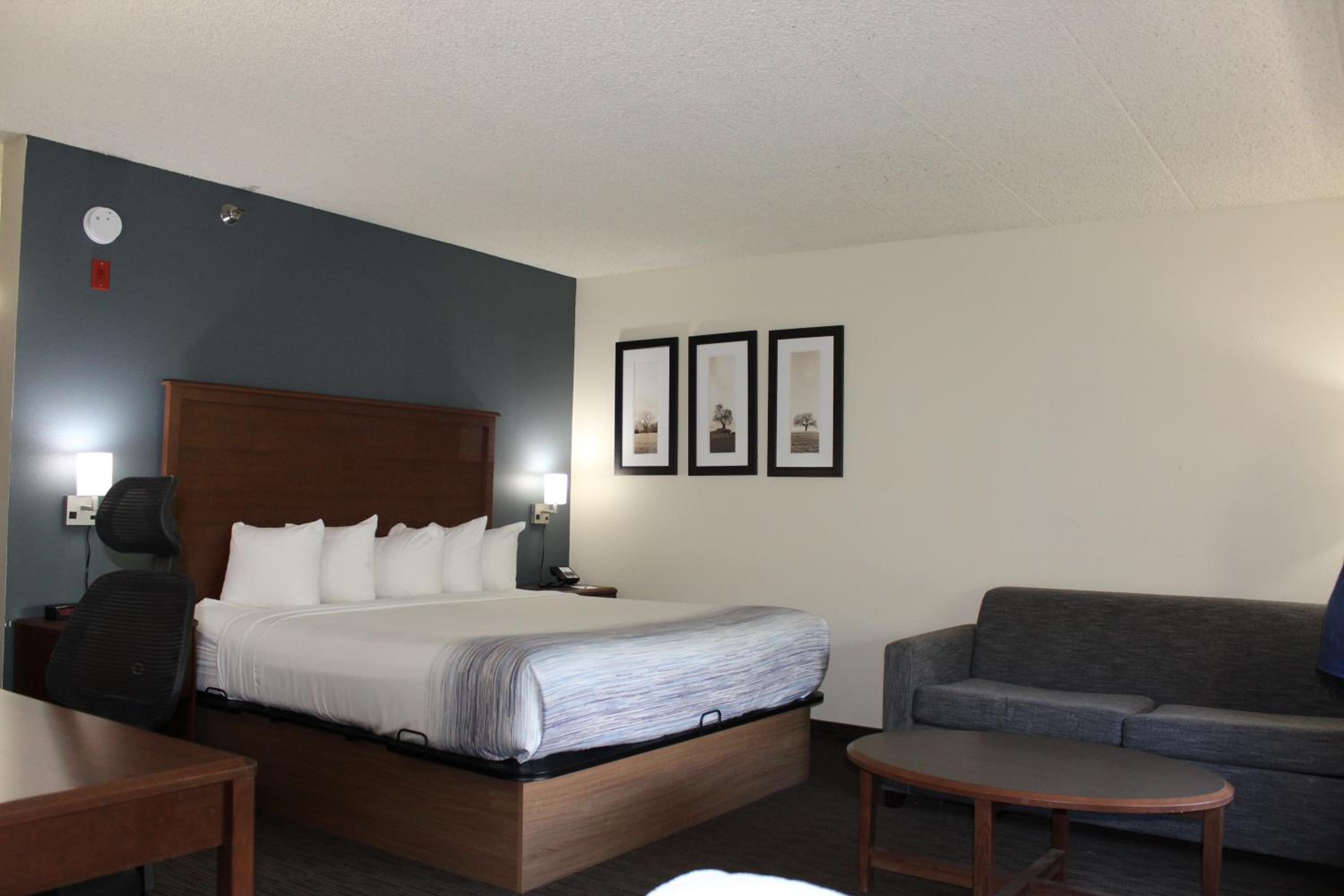 King Suite - Non-Smoking - Photo 12
